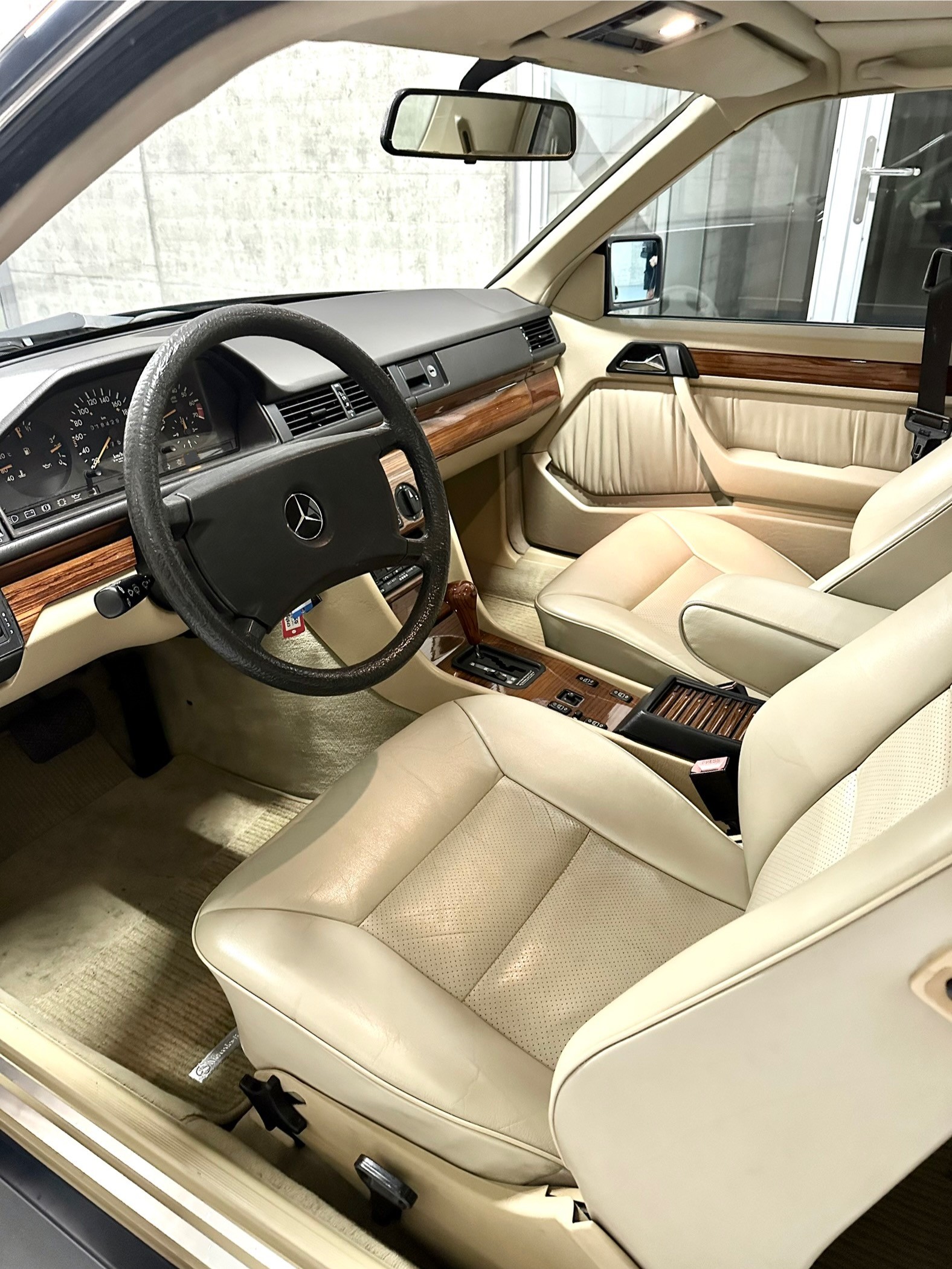 MERCEDES-BENZ 300 CE-image-10
