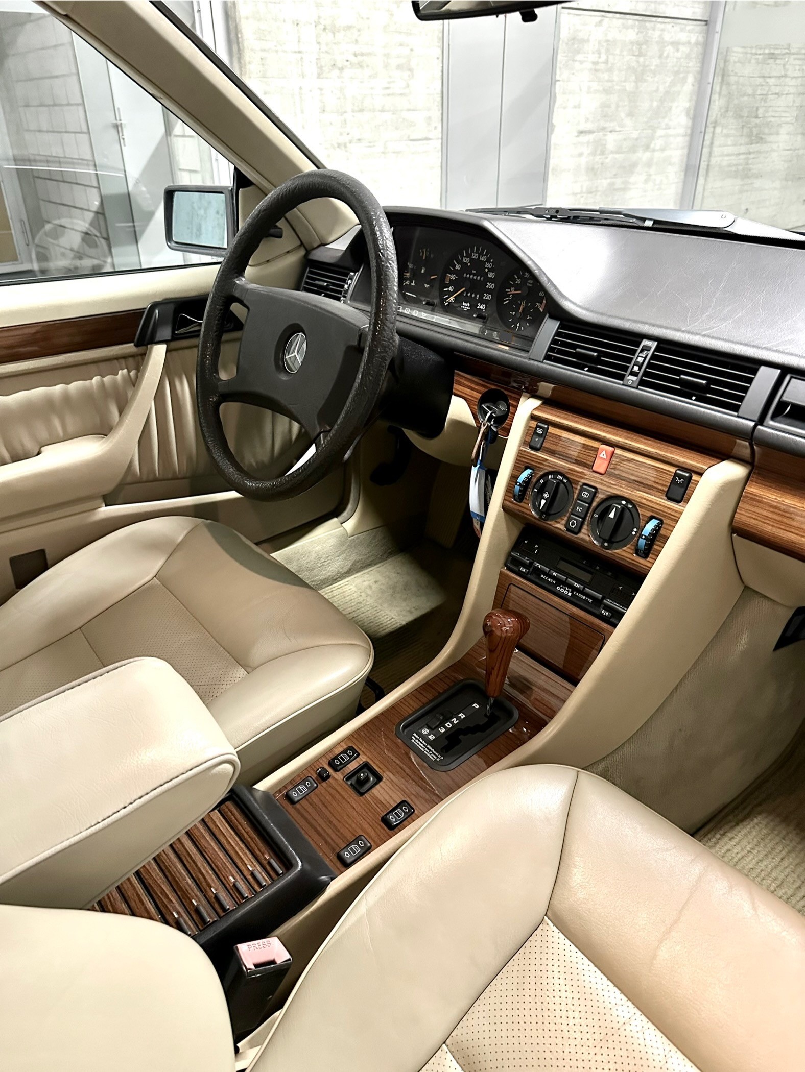 MERCEDES-BENZ 300 CE-image-14
