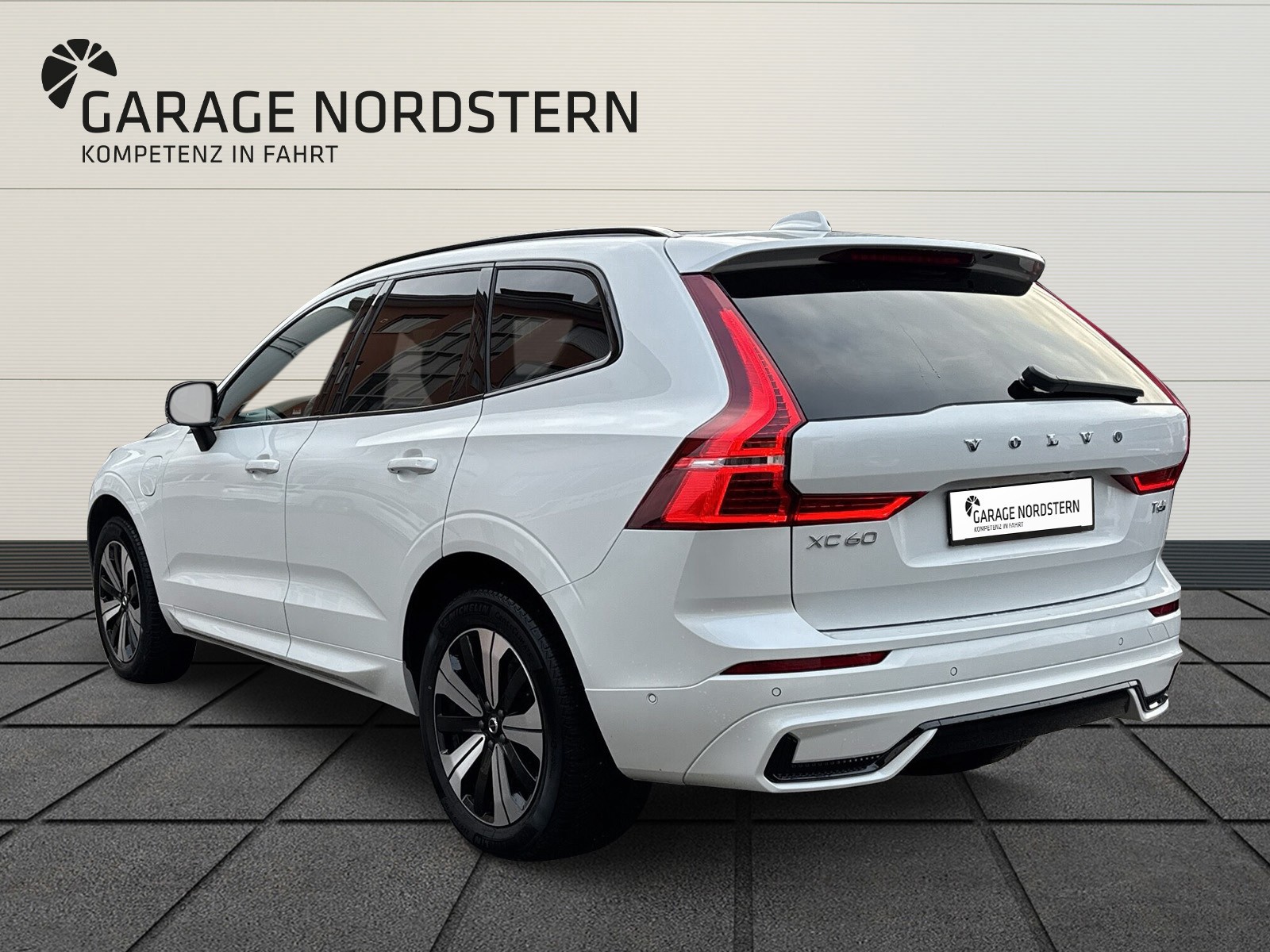 VOLVO XC60 2.0 T6 TE Plus Dark eAWD-showroom-element-2