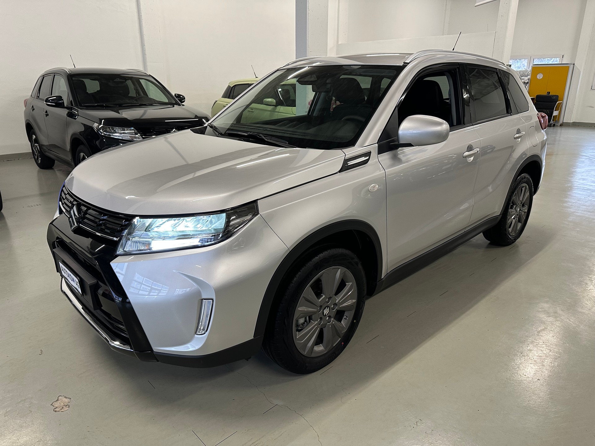 SUZUKI Vitara 1.4 Boosterjet Compact + 4x4 Hybrid Automatic-image-2