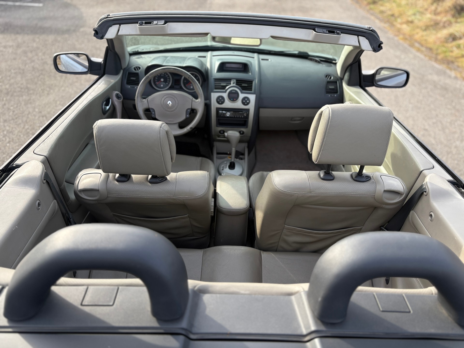 RENAULT Mégane C-C 2.0 16V Dynamique Confort-image-6