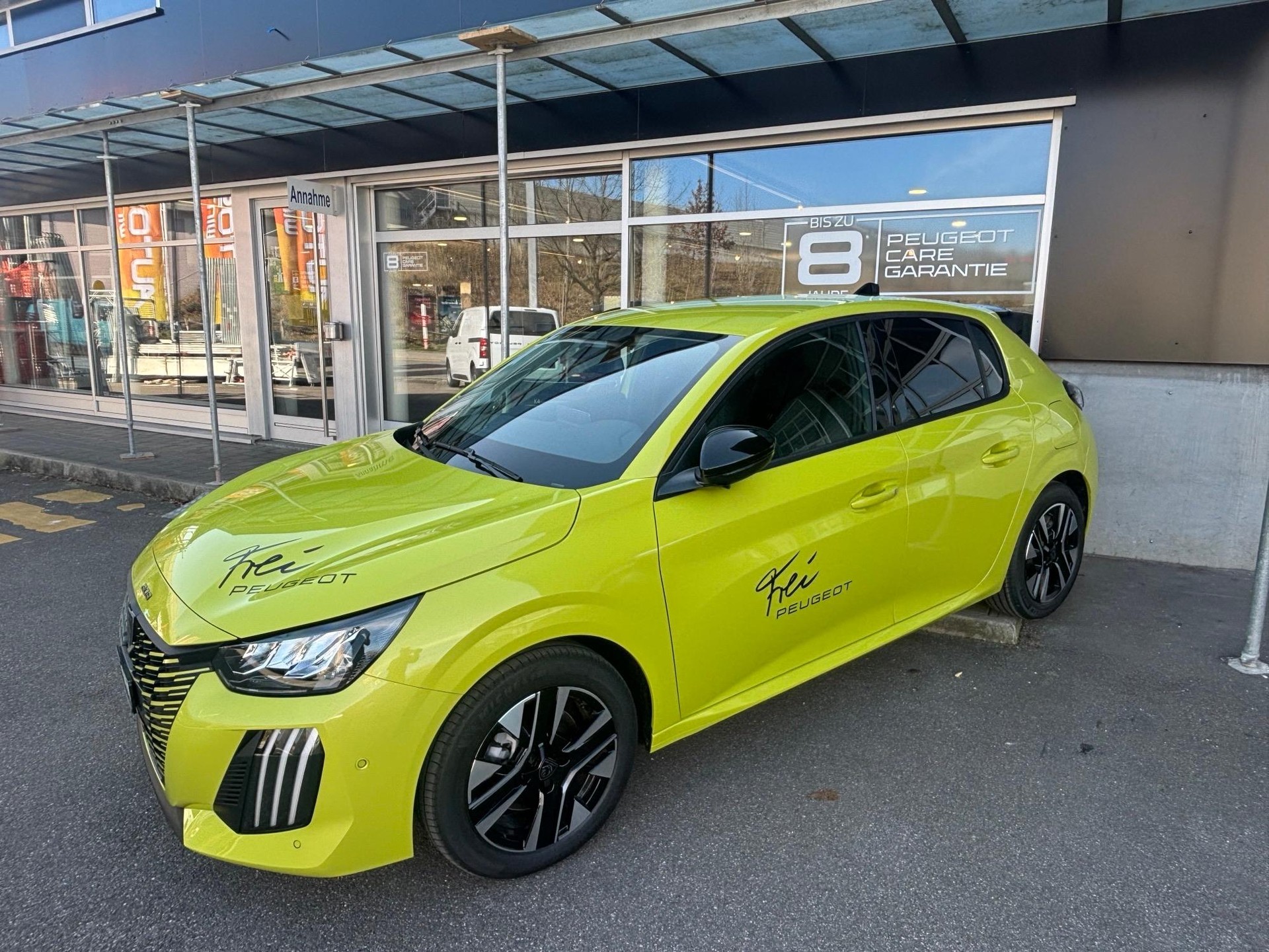 PEUGEOT 208 1.2 Hybrid Allure Premium-image-4