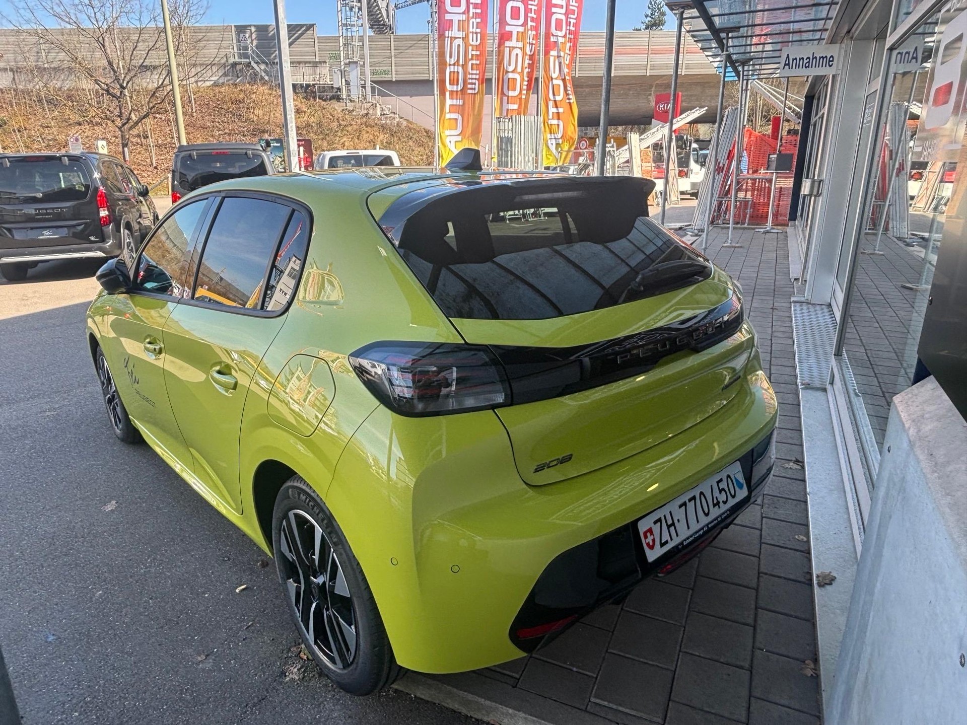 PEUGEOT 208 1.2 Hybrid Allure Premium-image-6