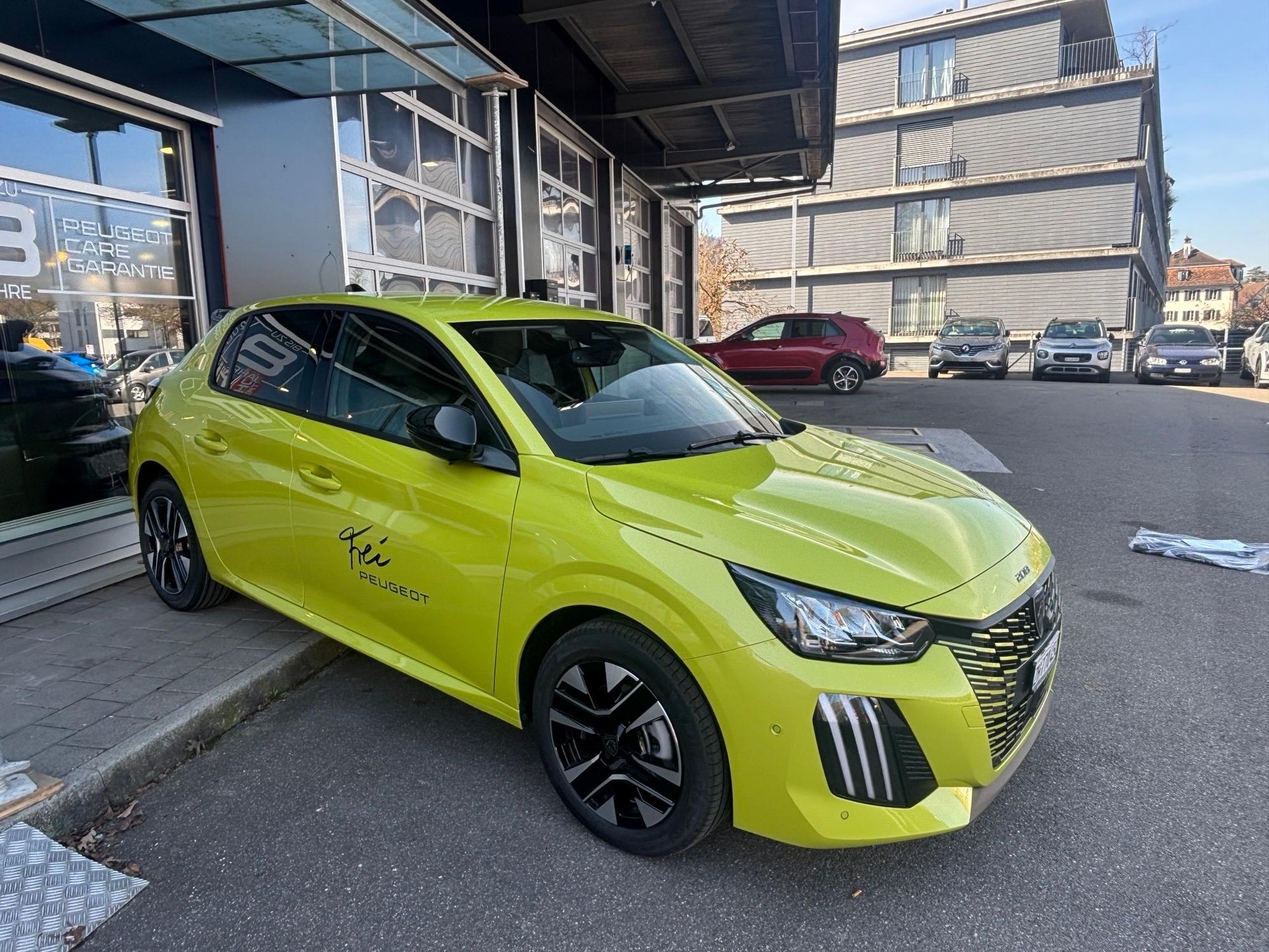 PEUGEOT 208 1.2 Hybrid Allure Premium-image-5