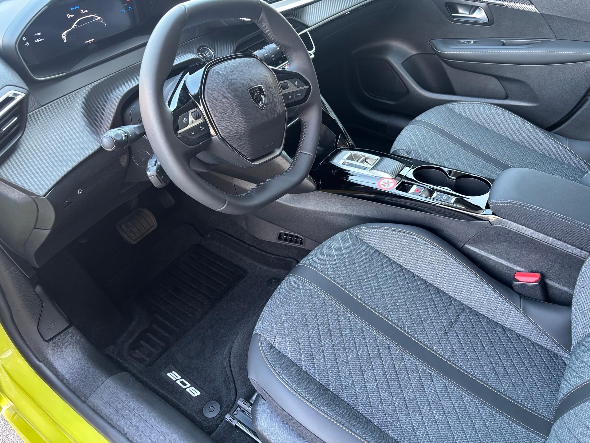 PEUGEOT 208 1.2 Hybrid Allure Premium-image-9