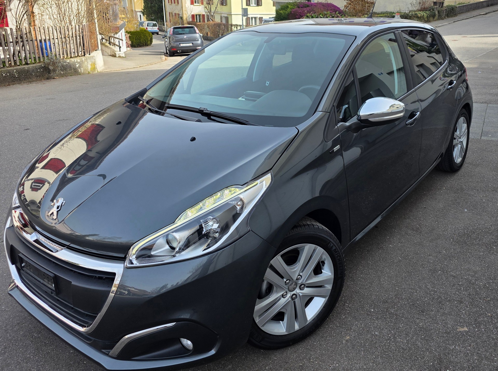PEUGEOT 208 1.2 PureTech Style-image-4