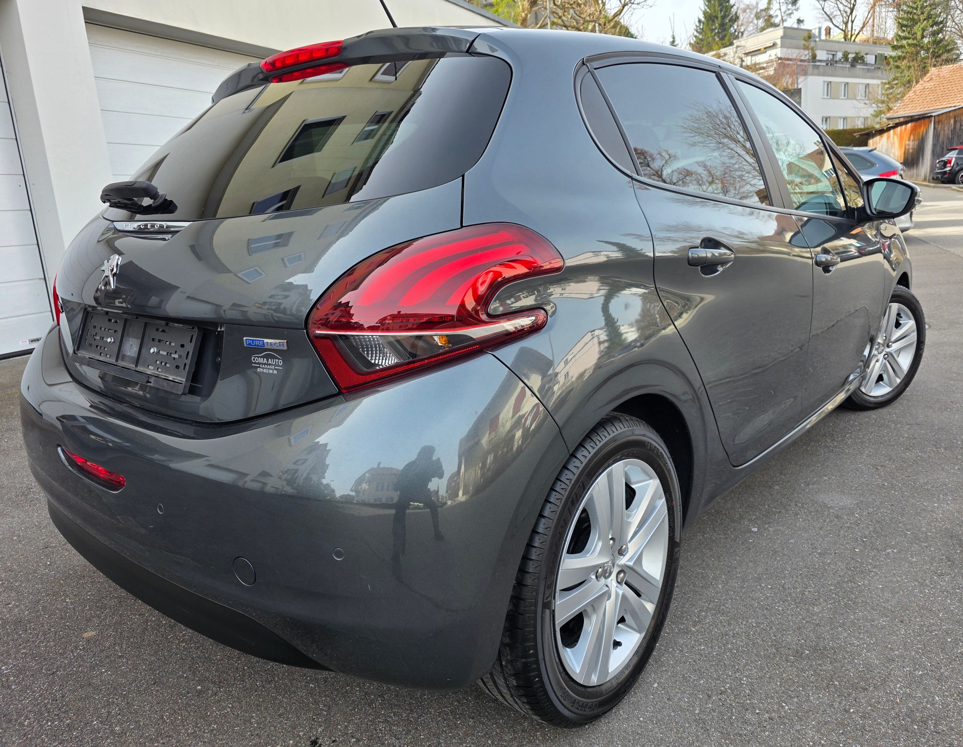 PEUGEOT 208 1.2 PureTech Style-image-3