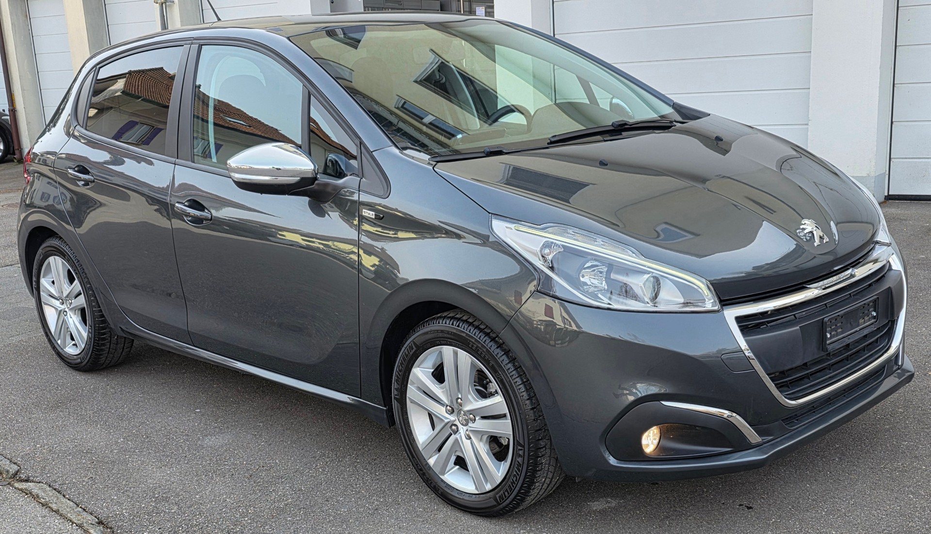 PEUGEOT 208 1.2 PureTech Style-image-5