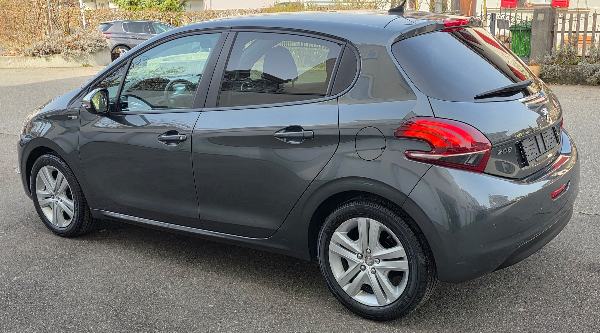 PEUGEOT 208 1.2 PureTech Style-image-7