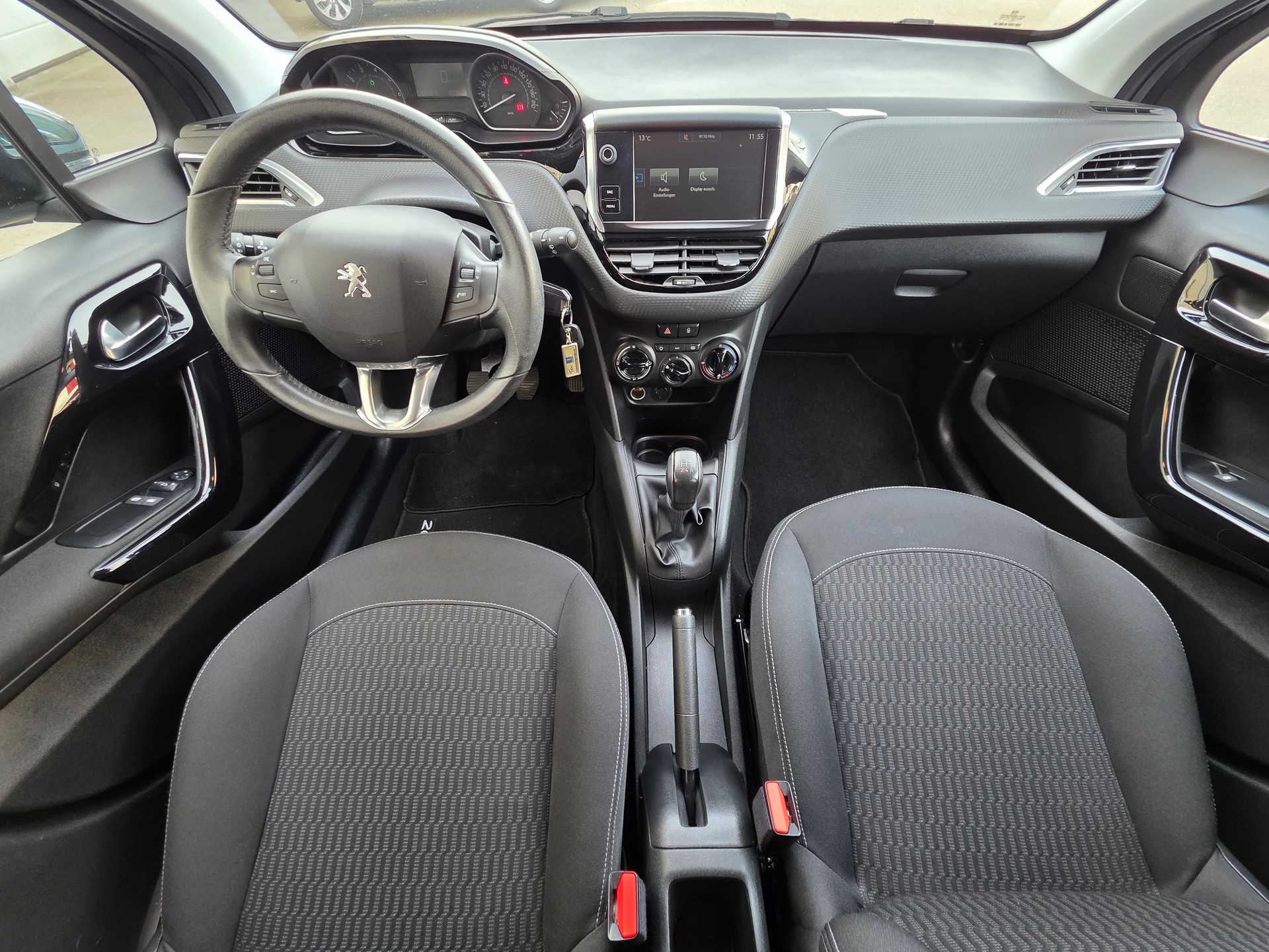 PEUGEOT 208 1.2 PureTech Style-image-9