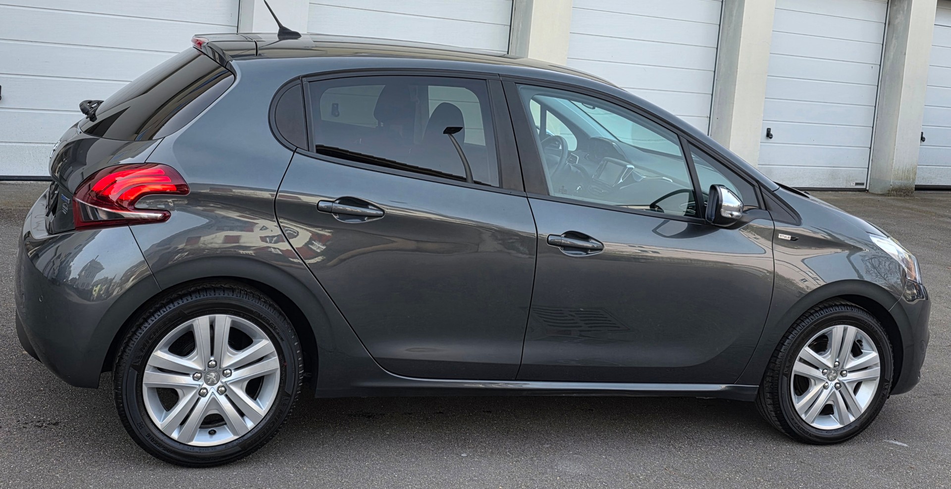 PEUGEOT 208 1.2 PureTech Style-image-6