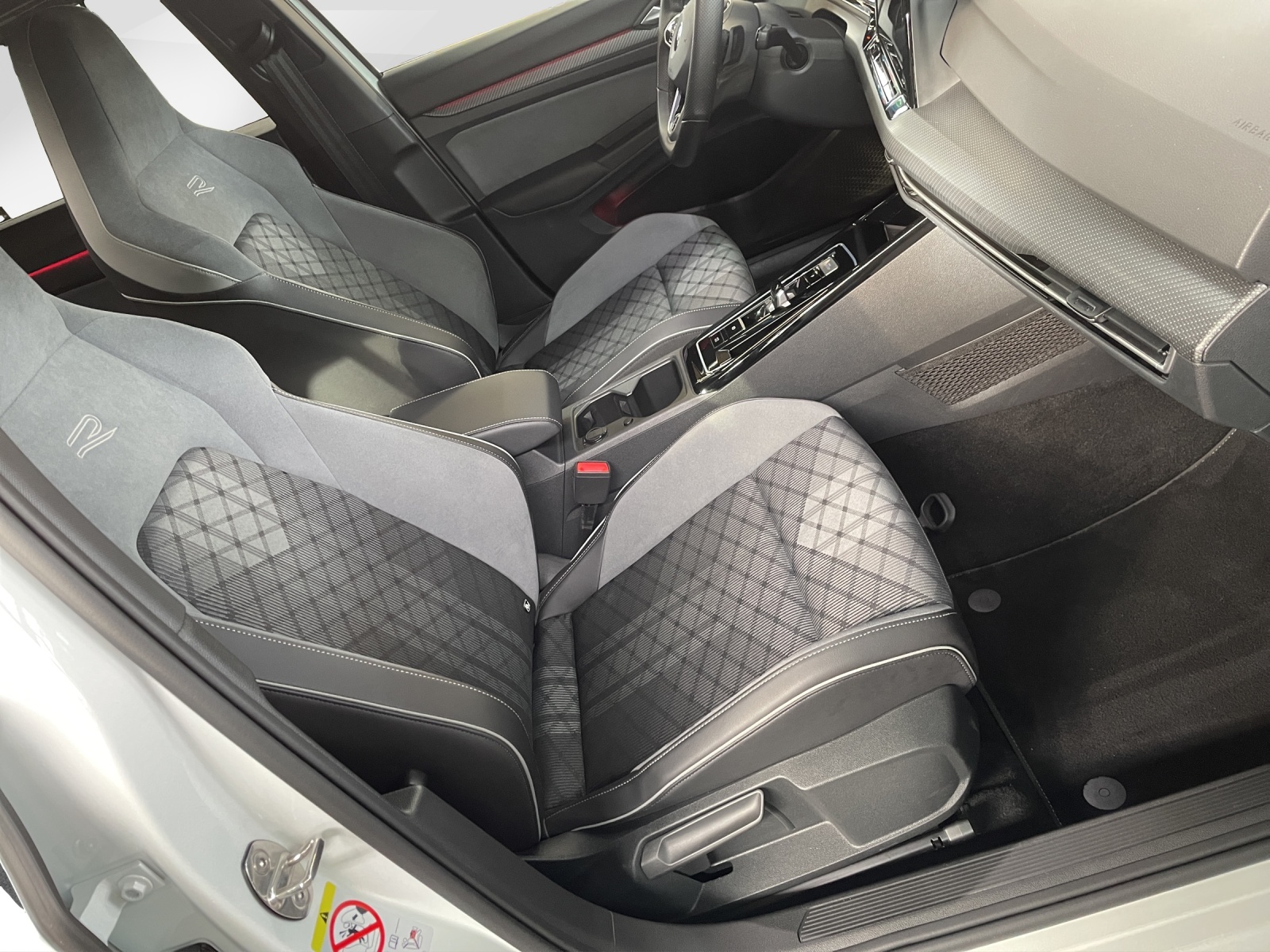 VW Golf VIII 2.0 TDI R-Line DSG 4motion-image-8