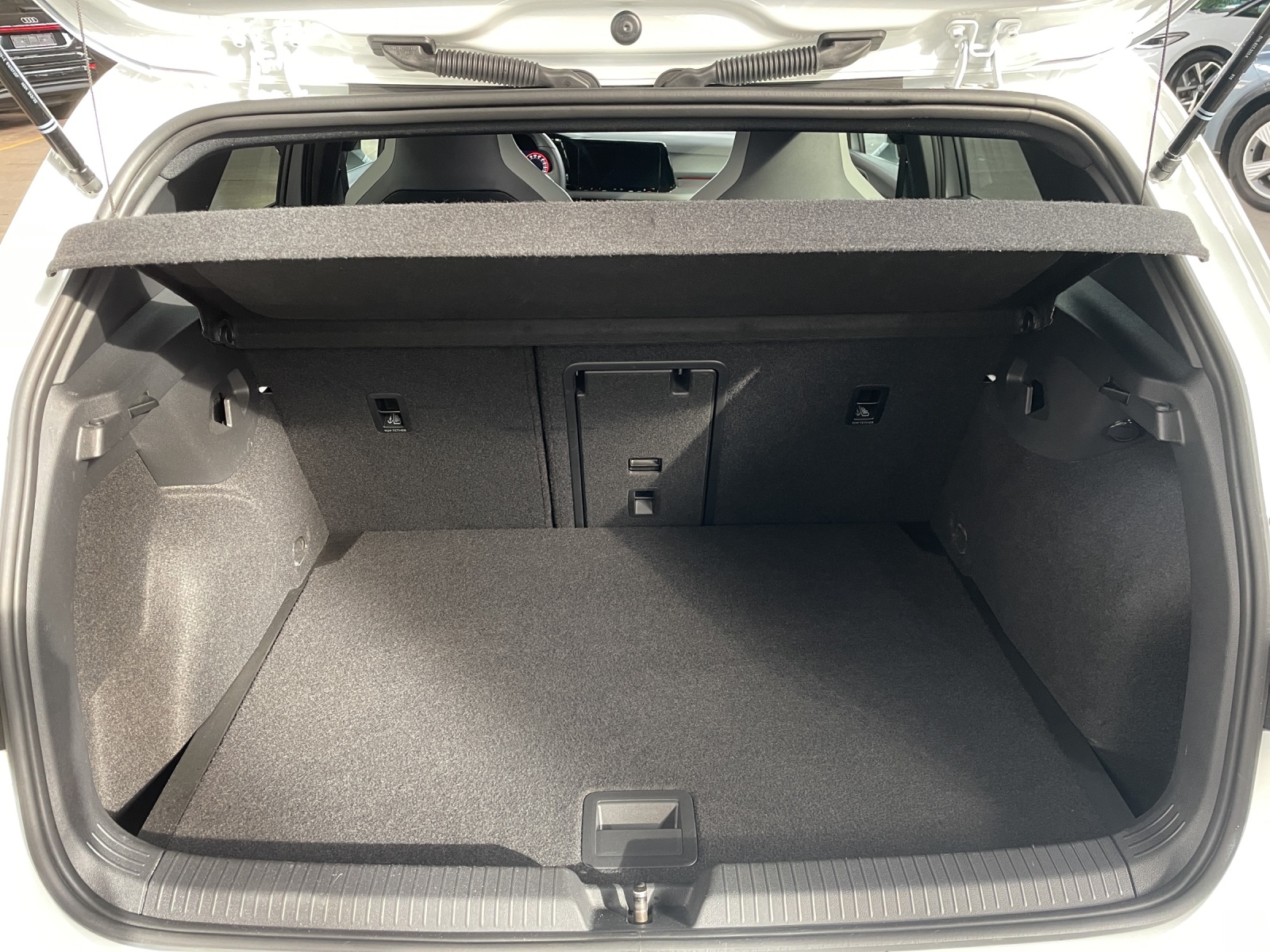 VW Golf VIII 2.0 TDI R-Line DSG 4motion-image-10
