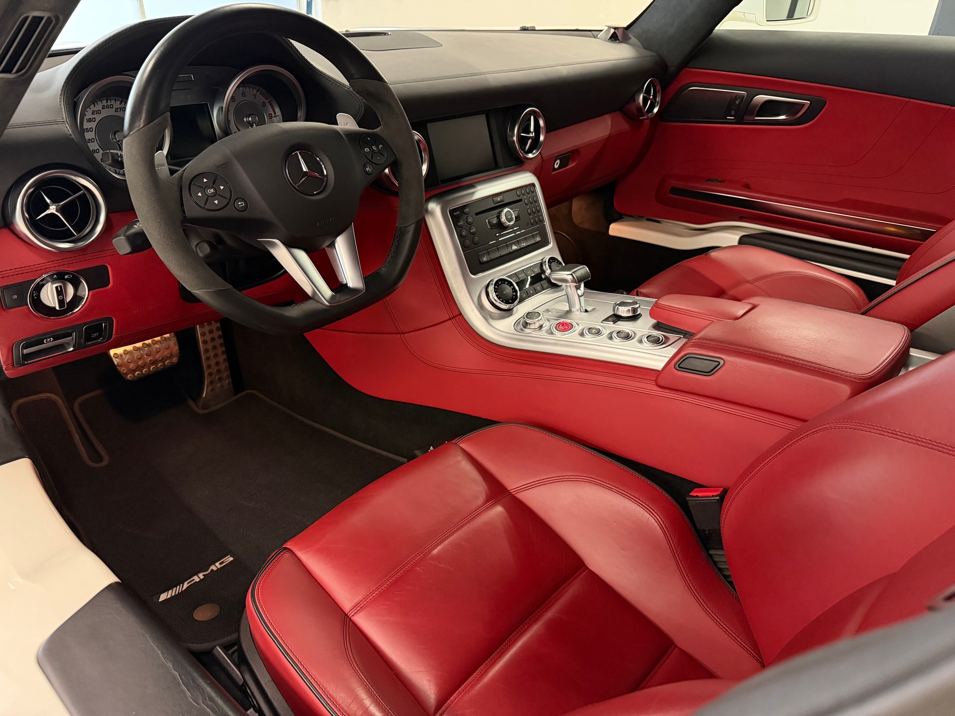MERCEDES-BENZ SLS 63 AMG Speedshift-image-29