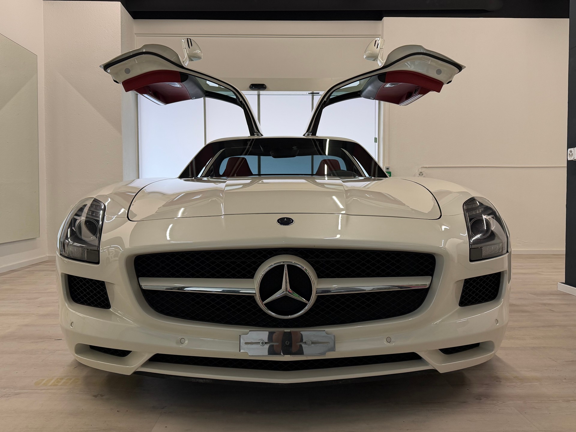 MERCEDES-BENZ SLS 63 AMG Speedshift-showroom-element-1