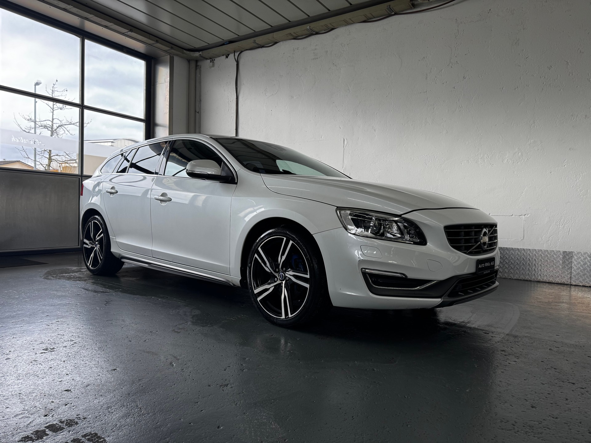 VOLVO V60 D4 AWD Husky Edition Geartronic-image-1