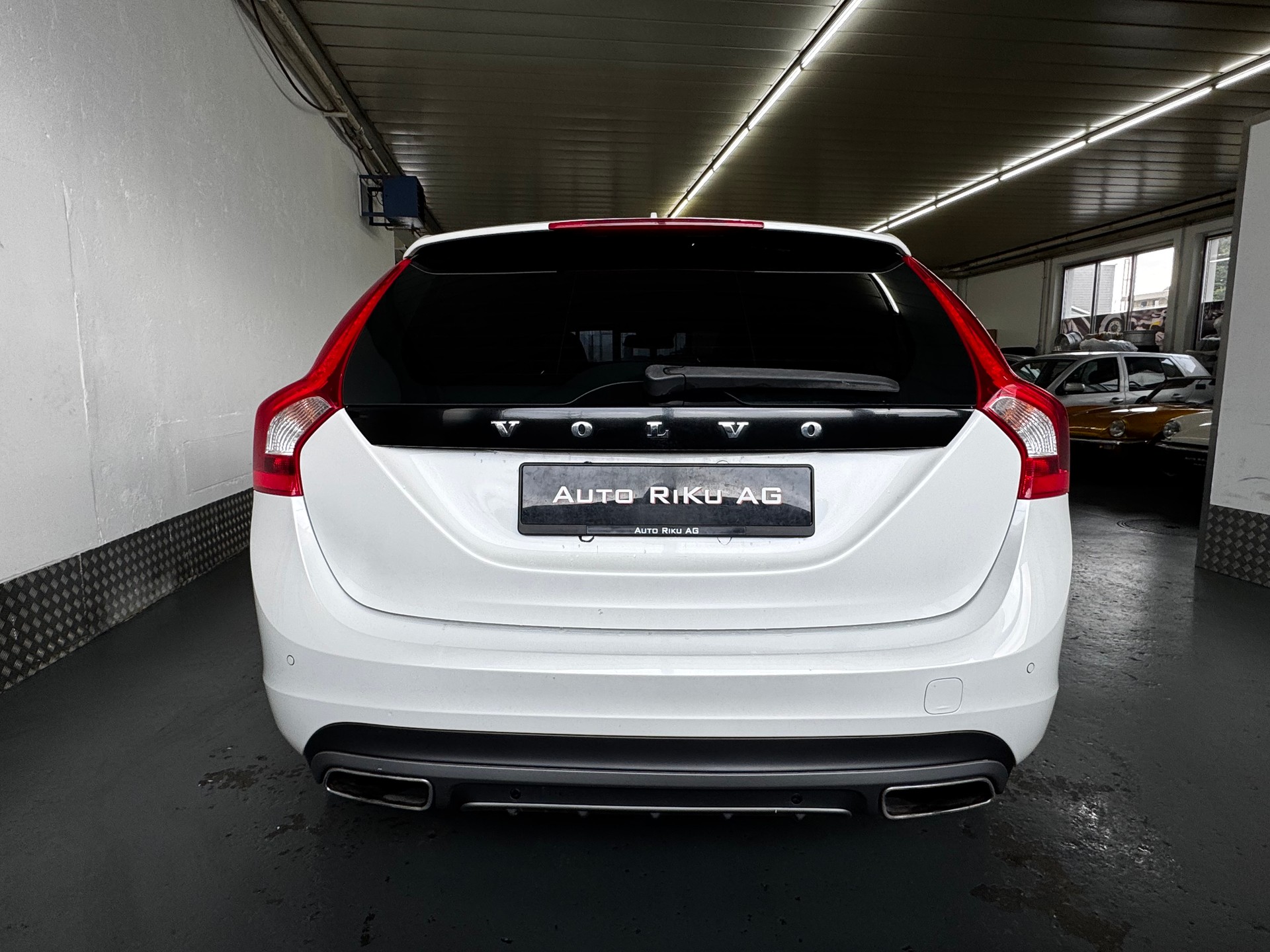 VOLVO V60 D4 AWD Husky Edition Geartronic-image-9