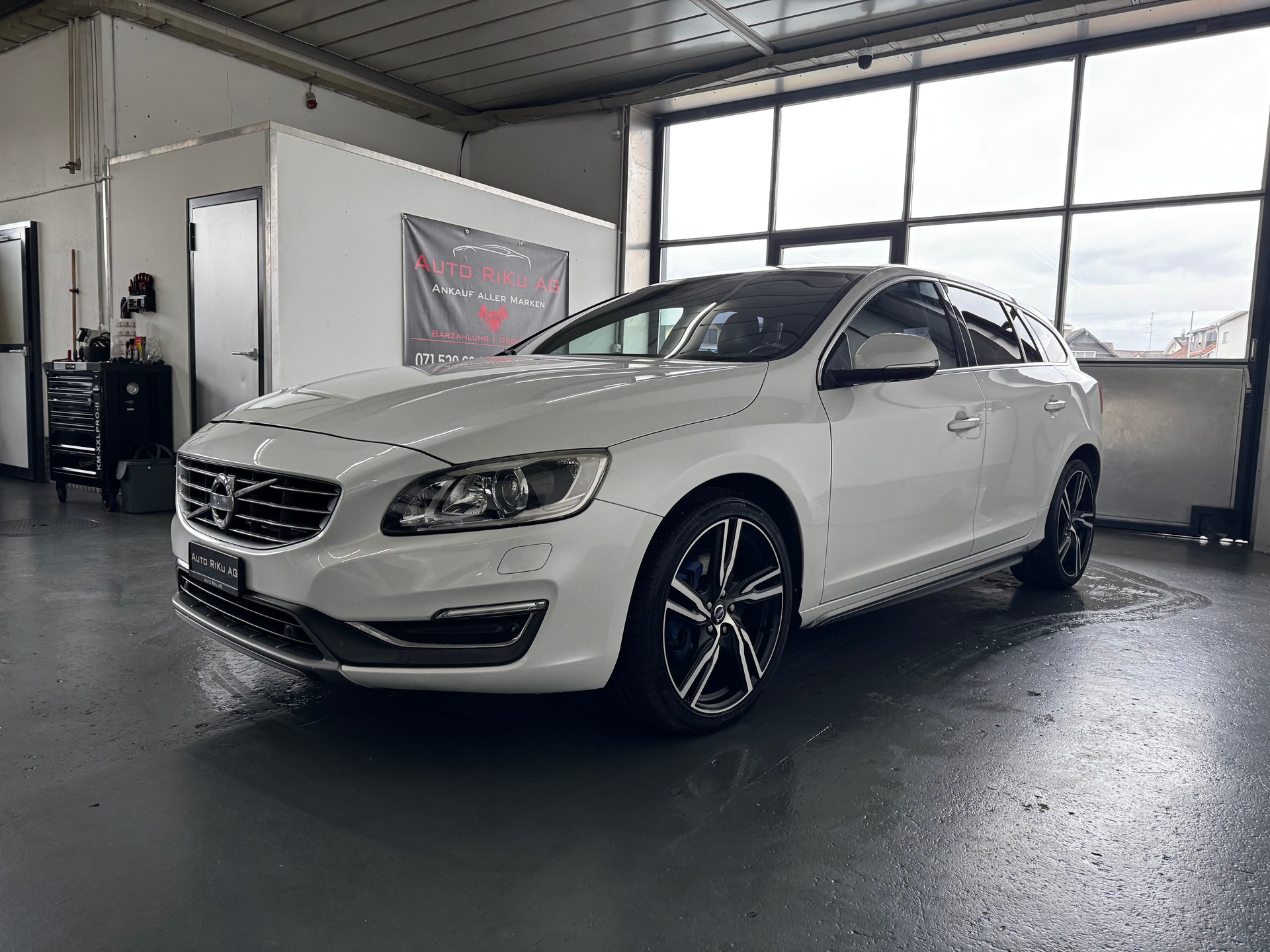 VOLVO V60 D4 AWD Husky Edition Geartronic-image-4