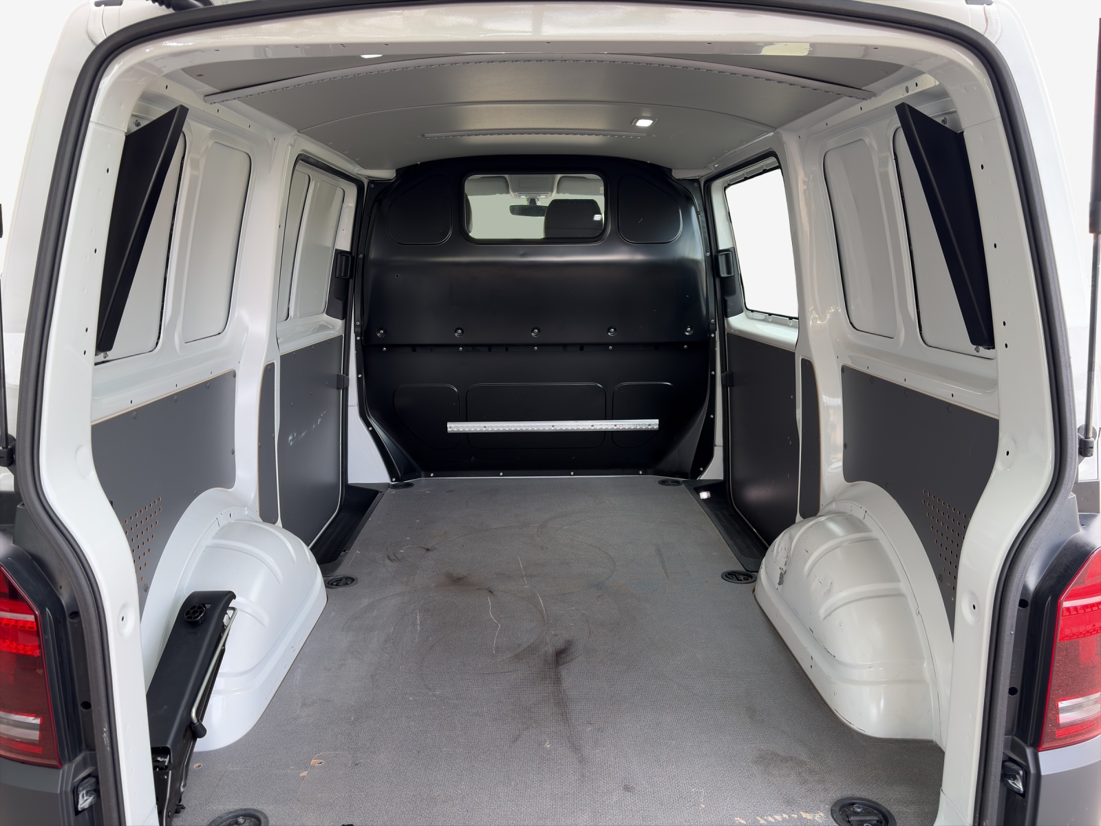 VW T6.1 2.0 TDI DSG-image-12
