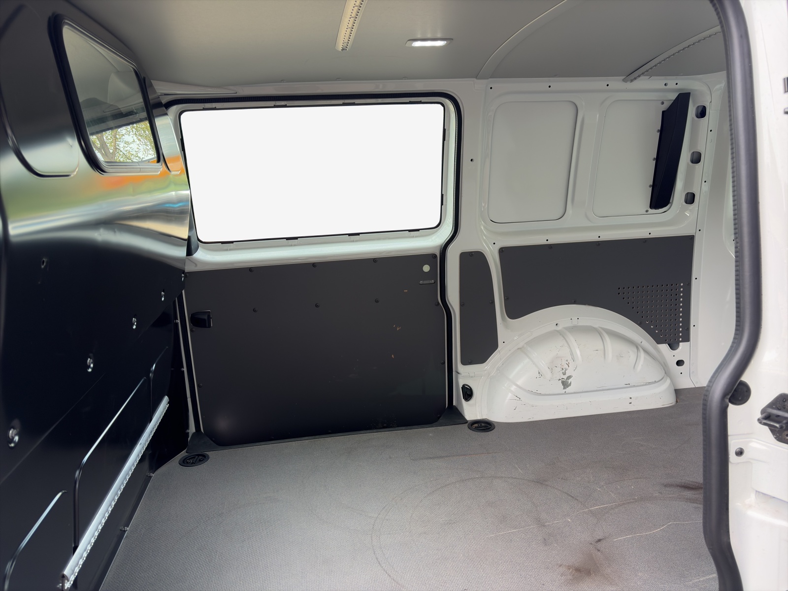 VW T6.1 2.0 TDI DSG-image-11