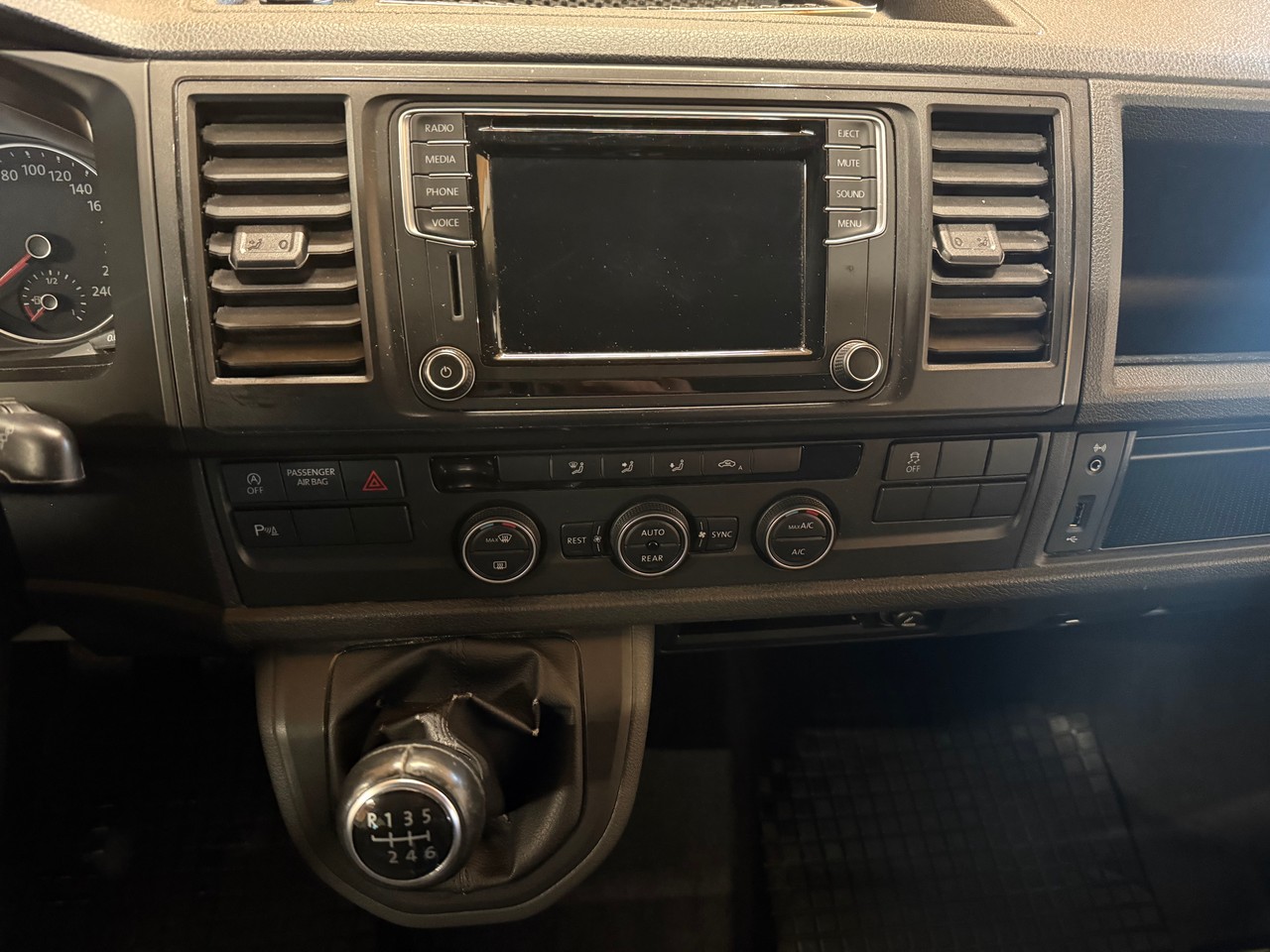 VW T6 California 2.0 TDI Beach 4Motion-image-12