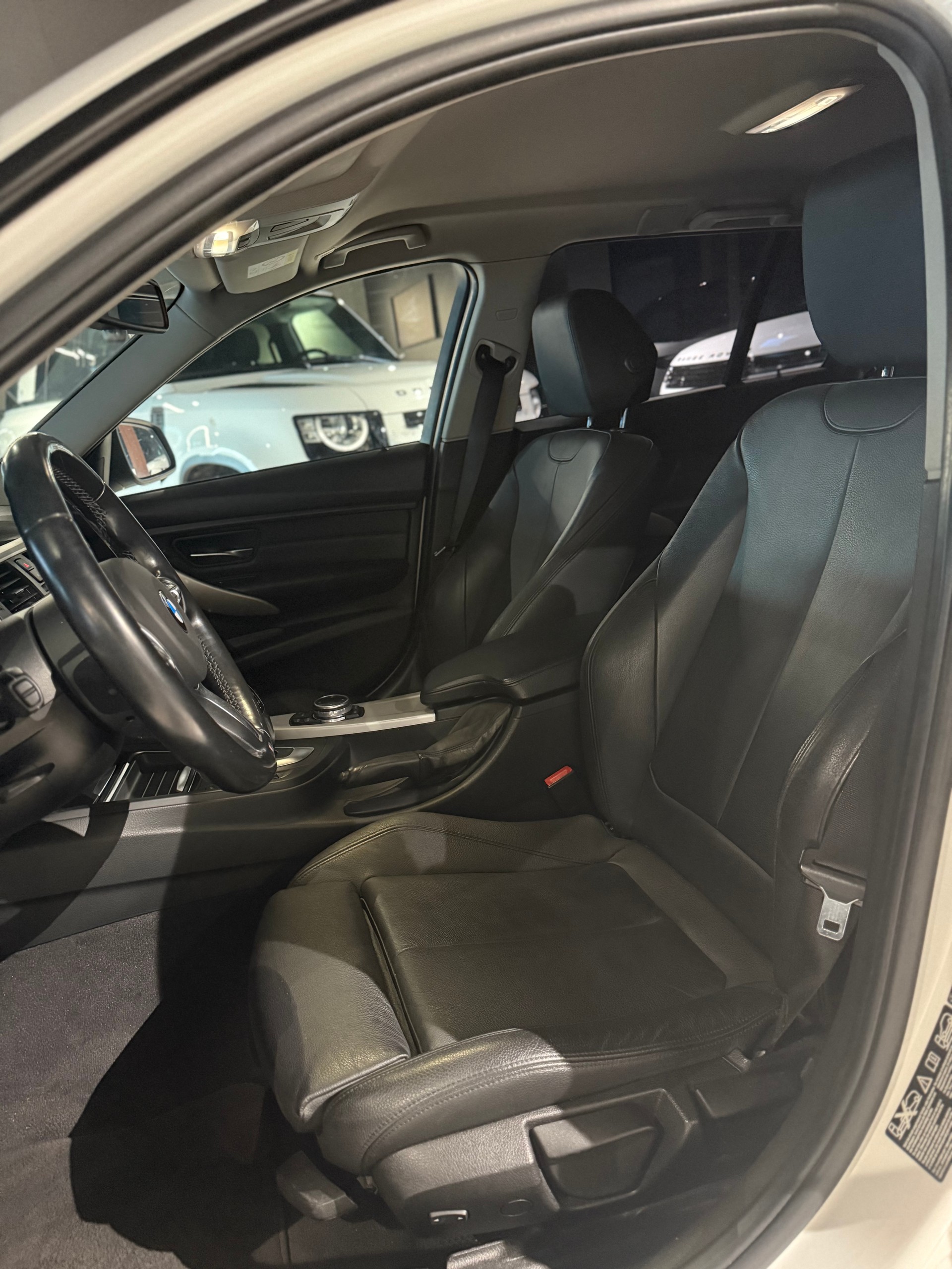 BMW 320d xDrive Touring Luxury Line Steptronic-image-5