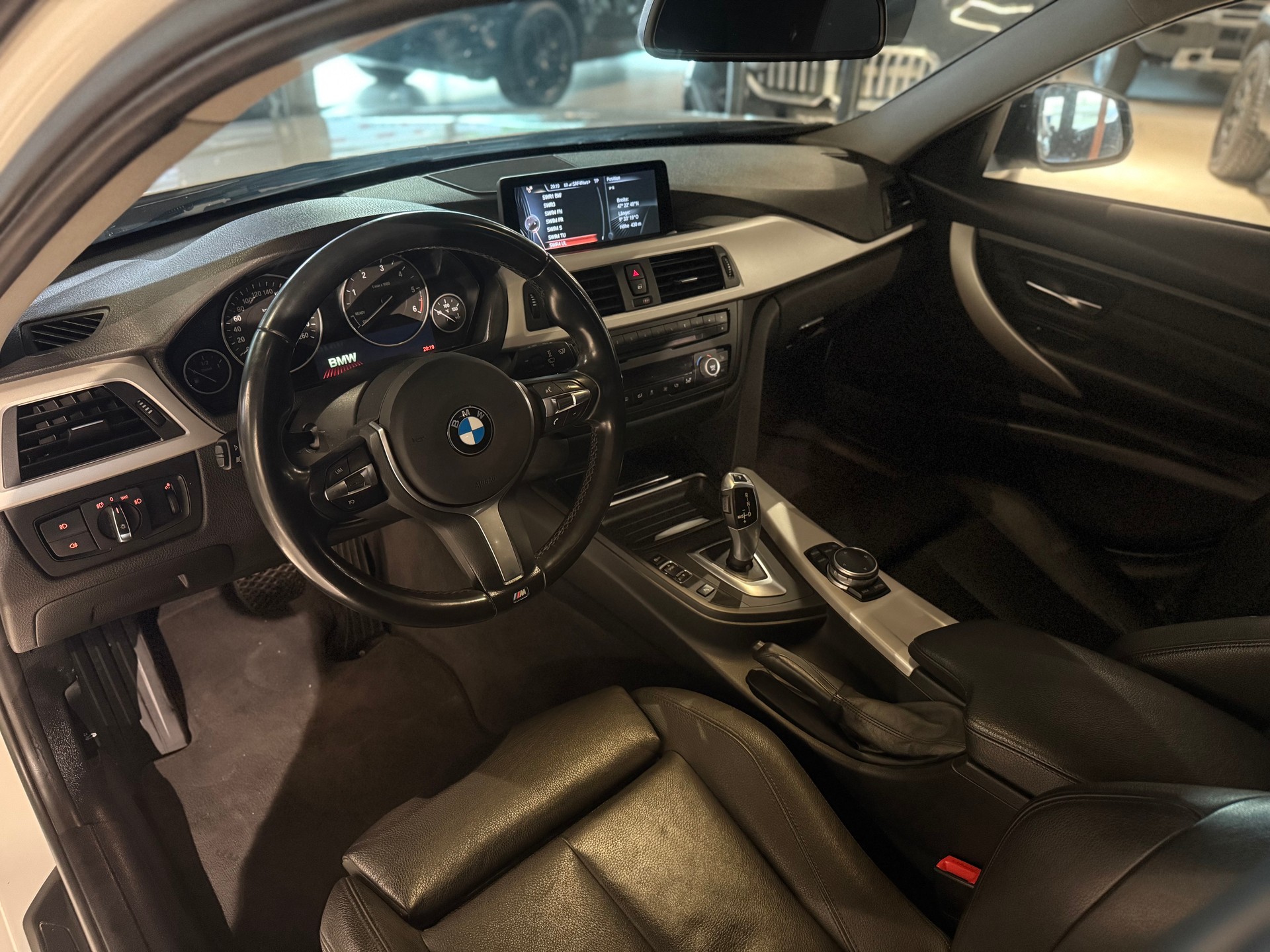 BMW 320d xDrive Touring Luxury Line Steptronic-image-4