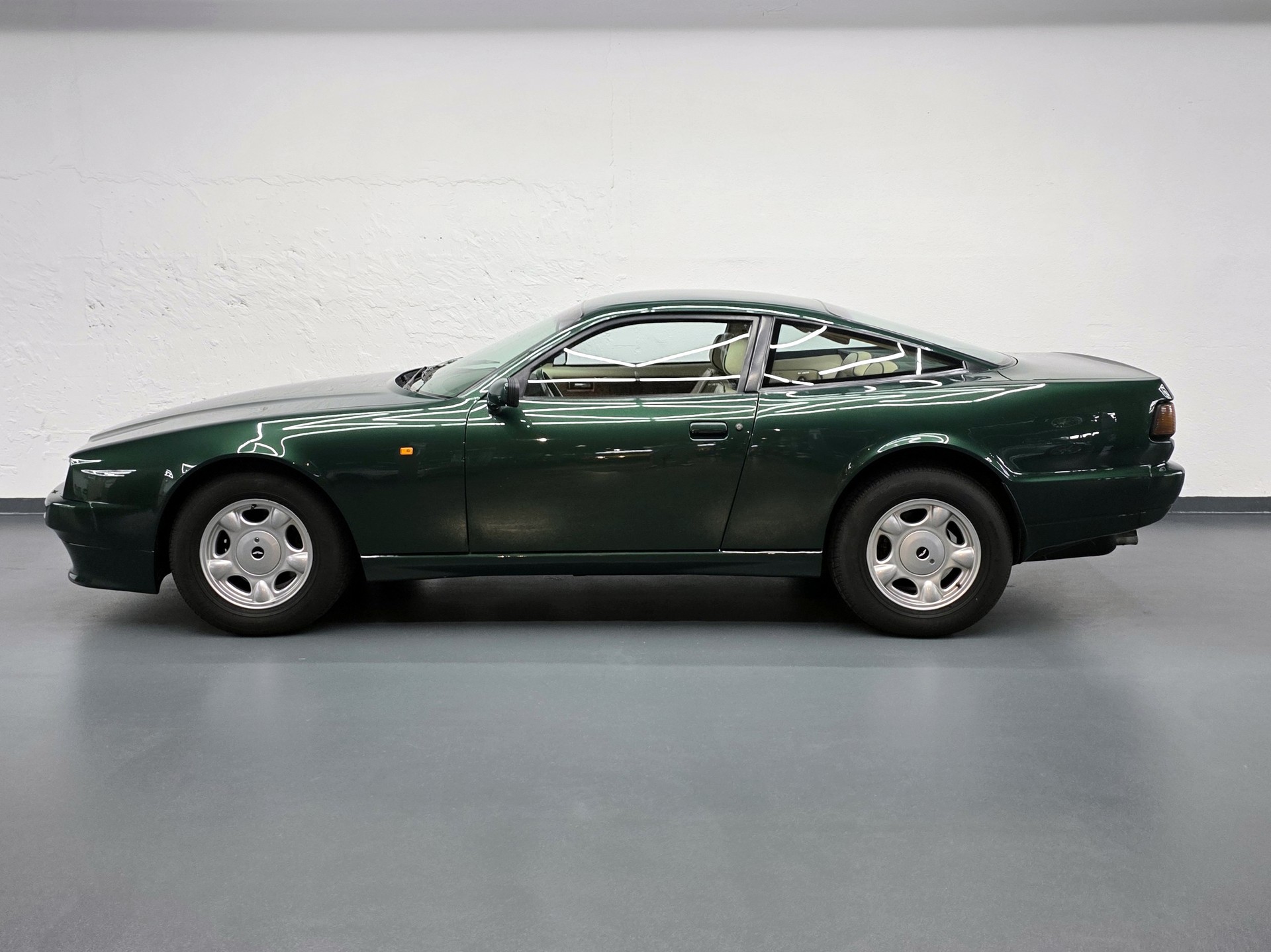 ASTON MARTIN Virage Saloon-image-4