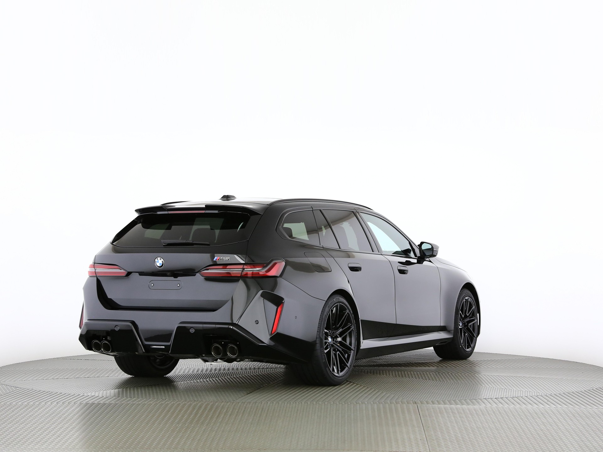 BMW M5 xDrive Touring-image-1