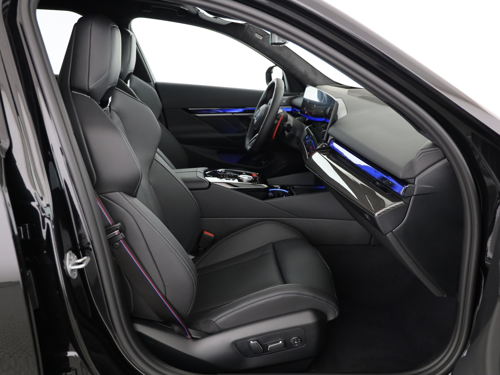 BMW M5 xDrive Touring-image-14