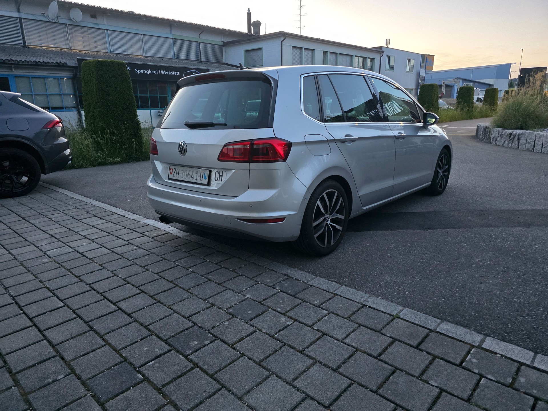 VW Golf Sportsvan 1.4 TSI Highline DSG-image-4