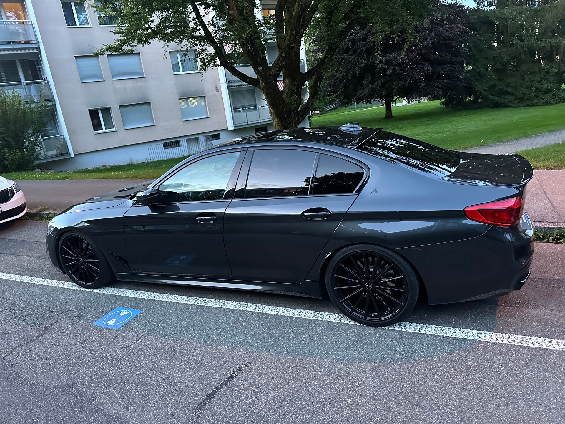 BMW M550i xDrive SAG-image-1