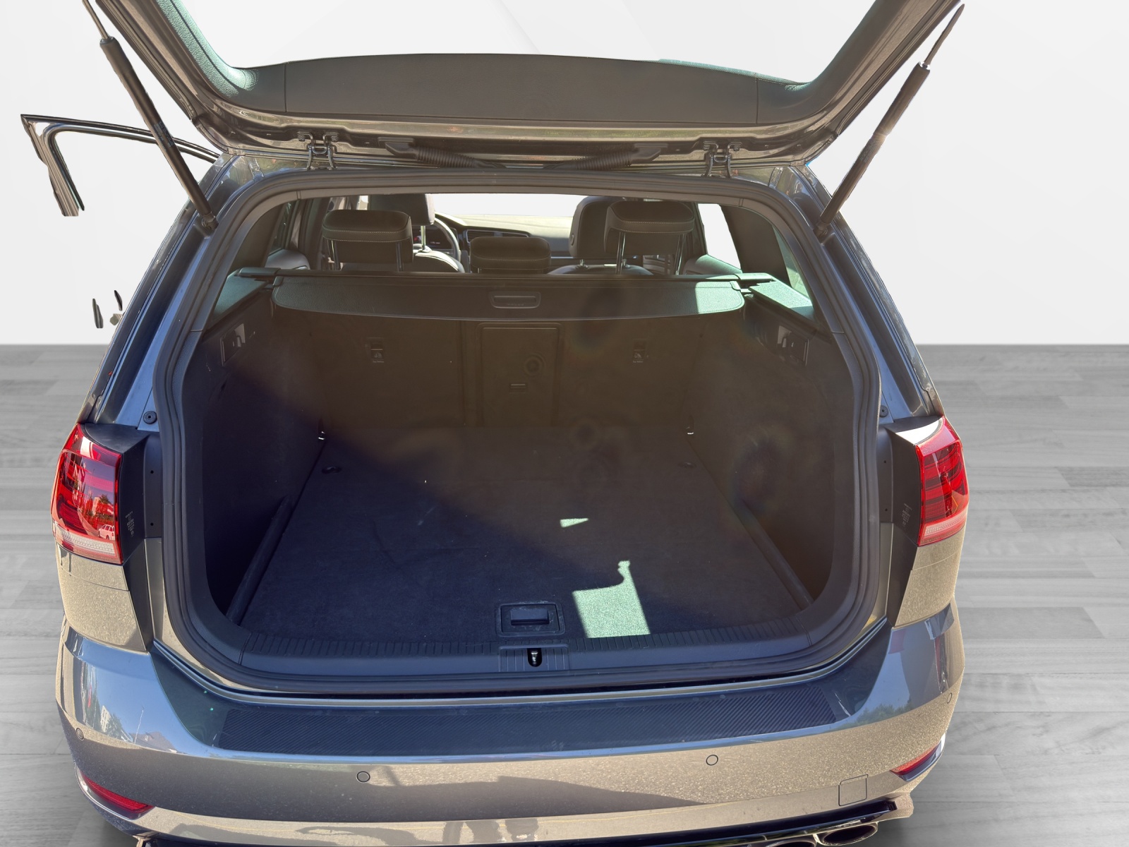 VW Golf VII Variant 2.0 TSI R 310 DSG 4motion-image-14