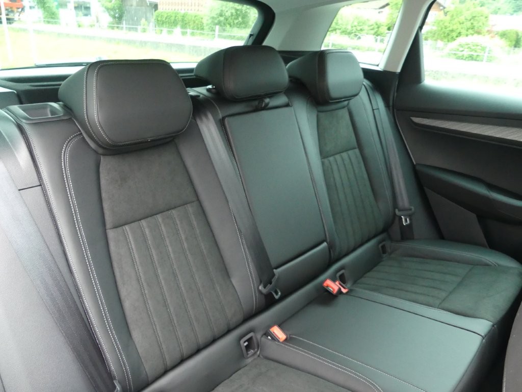 SKODA Karoq 2.0 TDI CR Dynamic 4x4 DSG-image-12