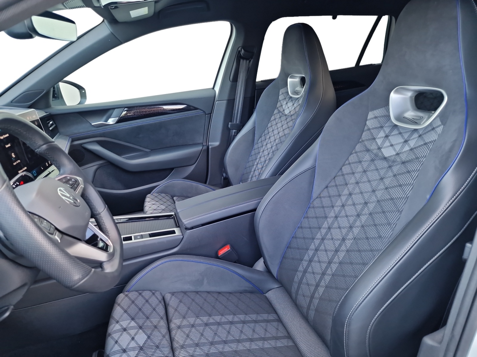 VW Passat 2.0 TDI R-Line 4Motion AHK-image-10