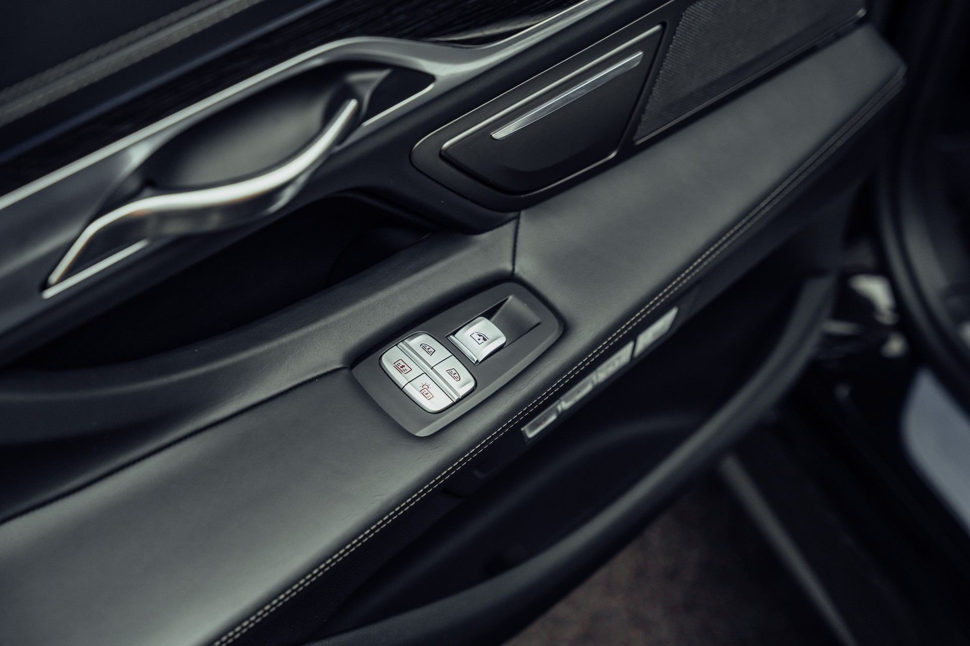 BMW M760Li xDrive Steptronic-image-13