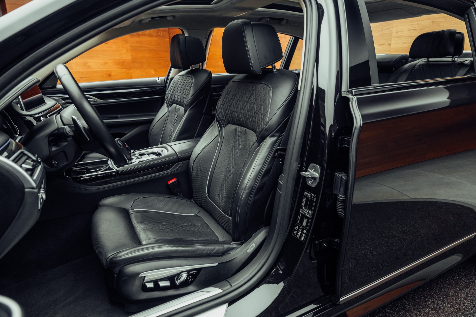 BMW M760Li xDrive Steptronic-image-6