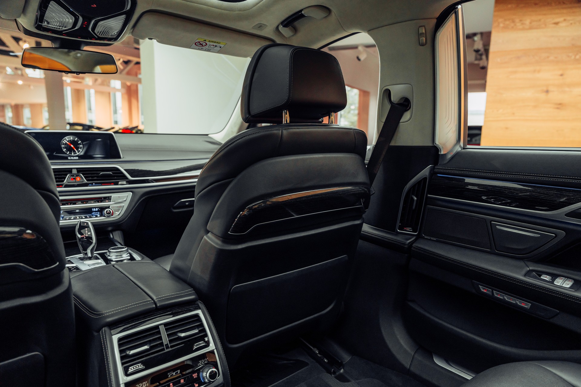 BMW M760Li xDrive Steptronic-image-8