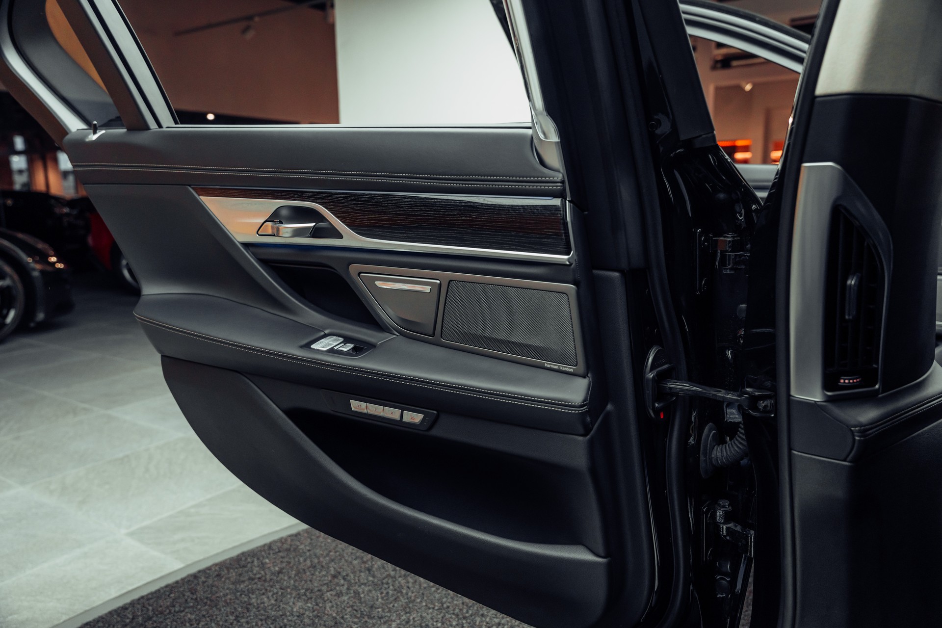 BMW M760Li xDrive Steptronic-image-18
