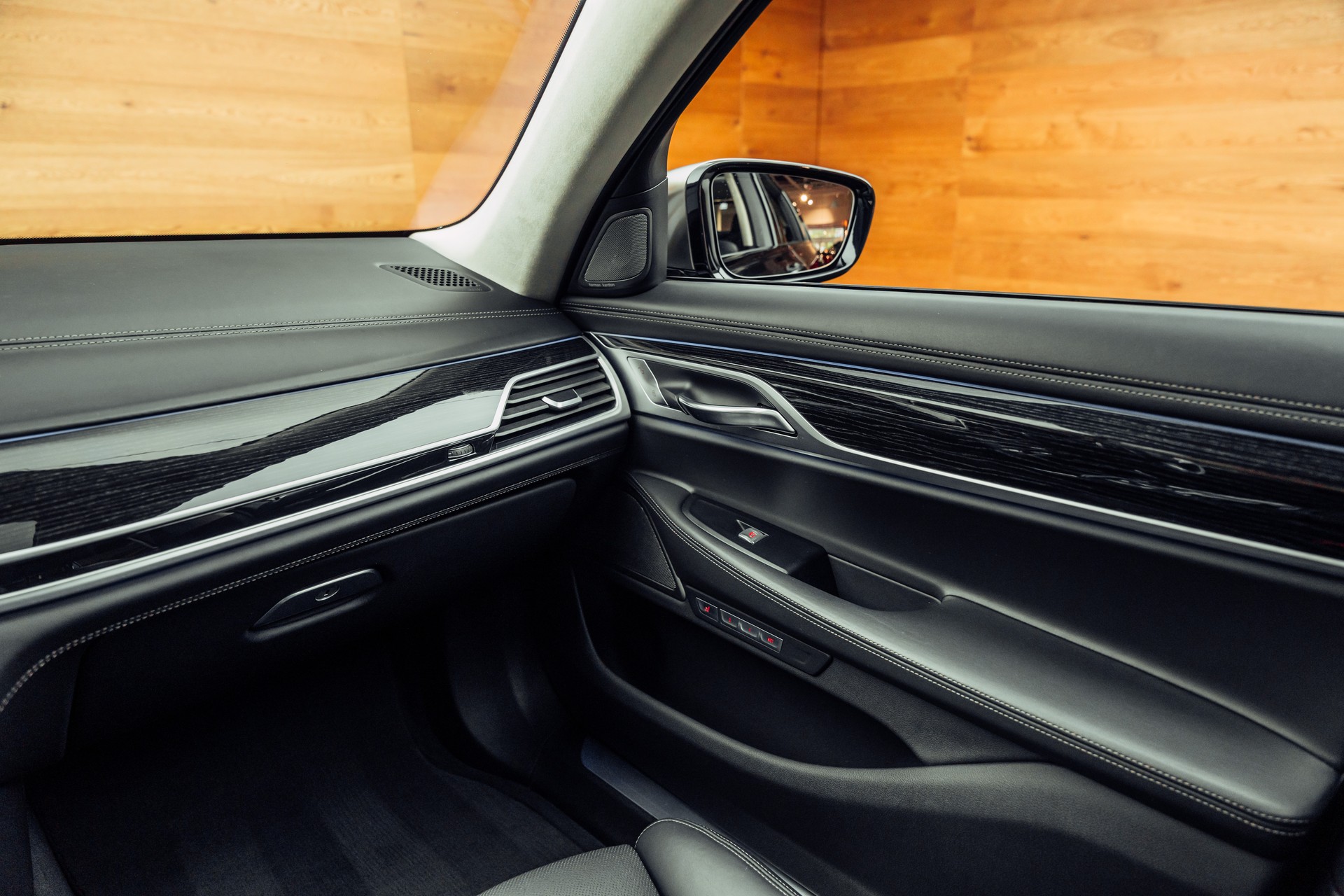 BMW M760Li xDrive Steptronic-image-10