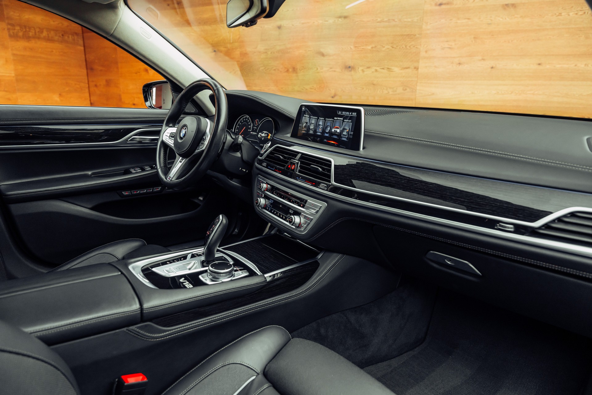 BMW M760Li xDrive Steptronic-image-5