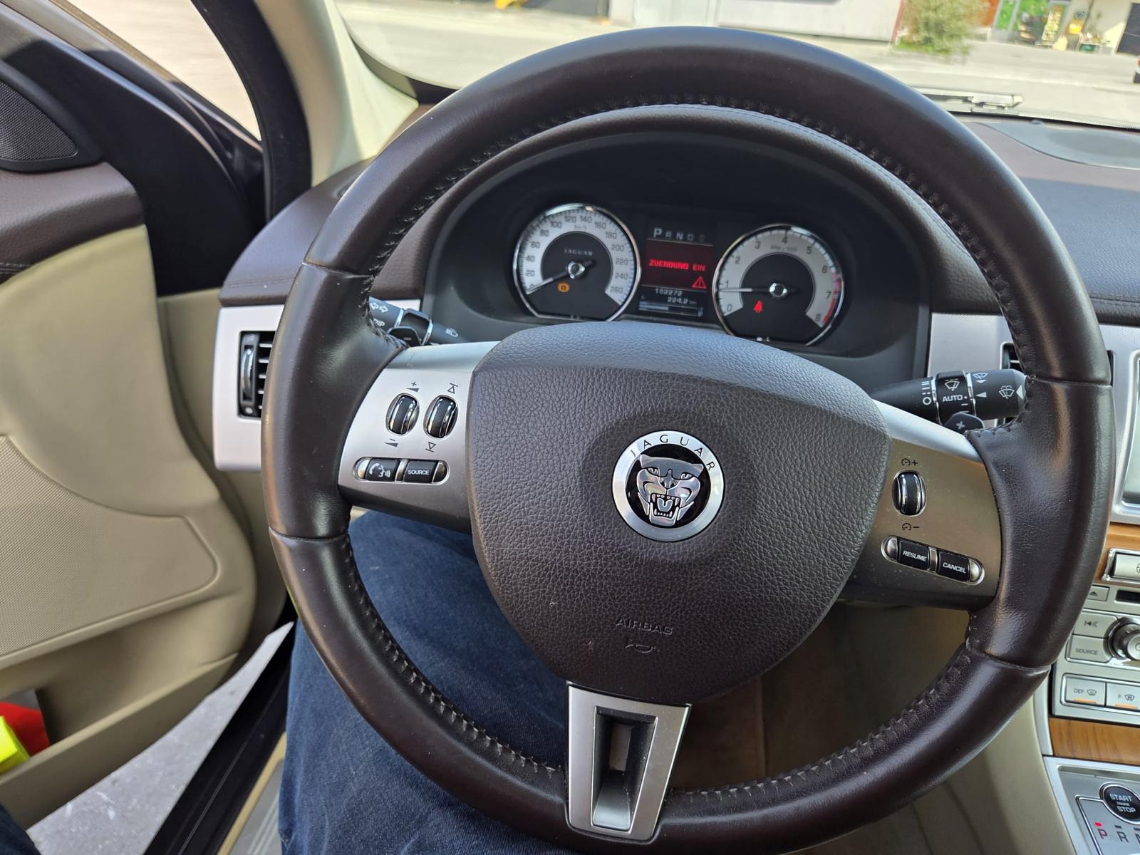 JAGUAR XF 3.0 V6 Luxury-image-4