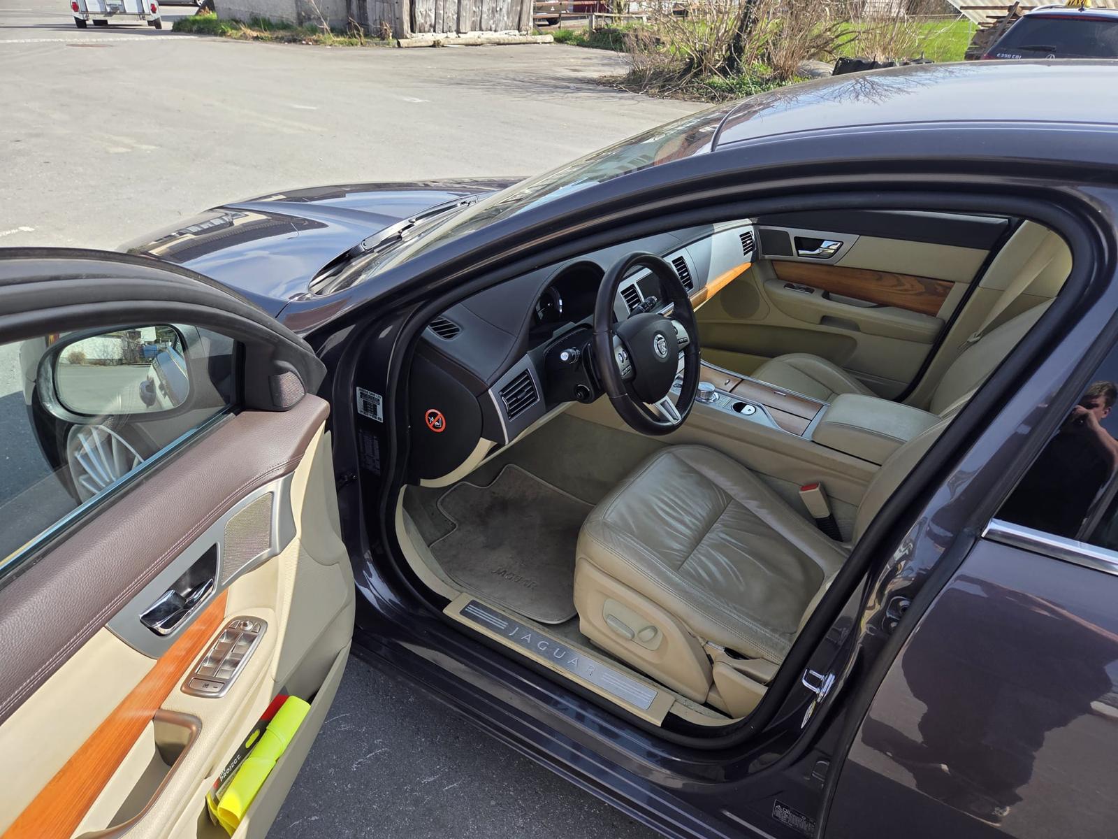 JAGUAR XF 3.0 V6 Luxury-image-6