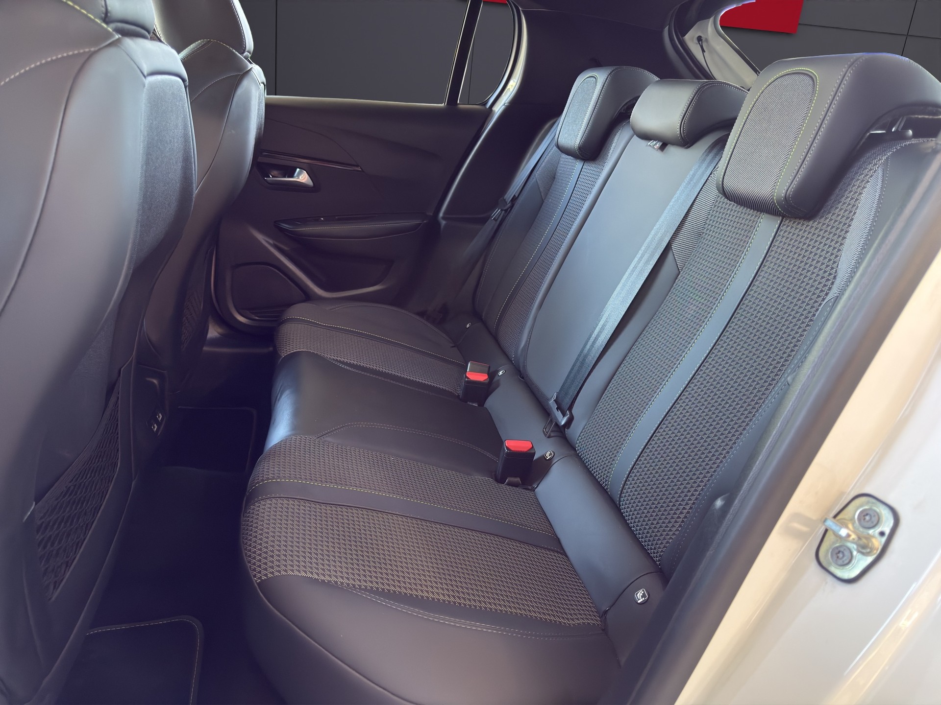 PEUGEOT 208 1.2 GT-image-5
