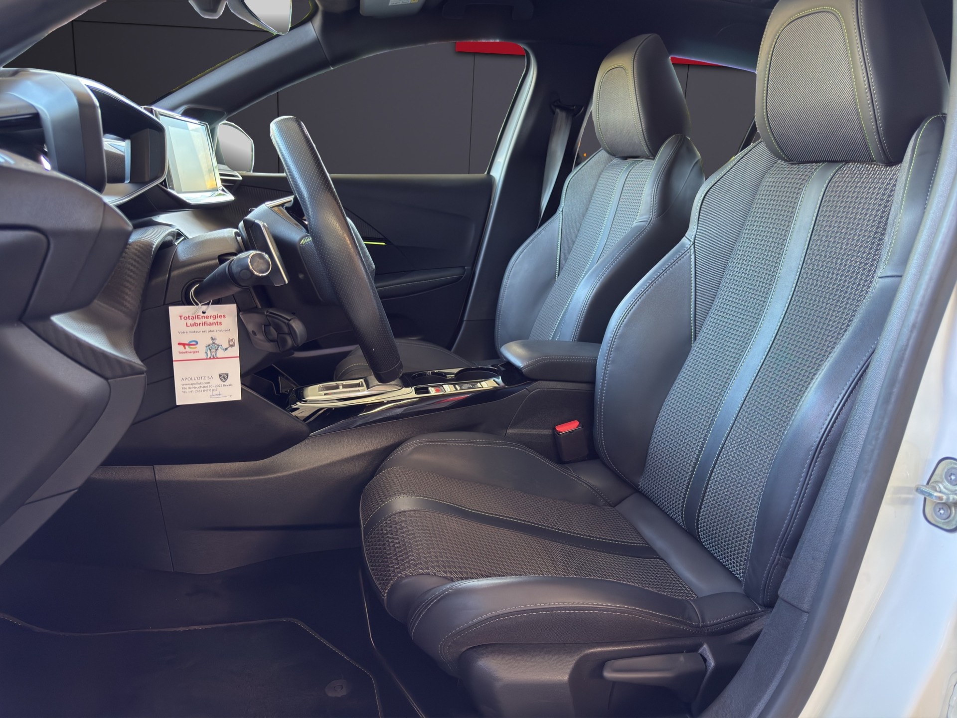 PEUGEOT 208 1.2 GT-image-4