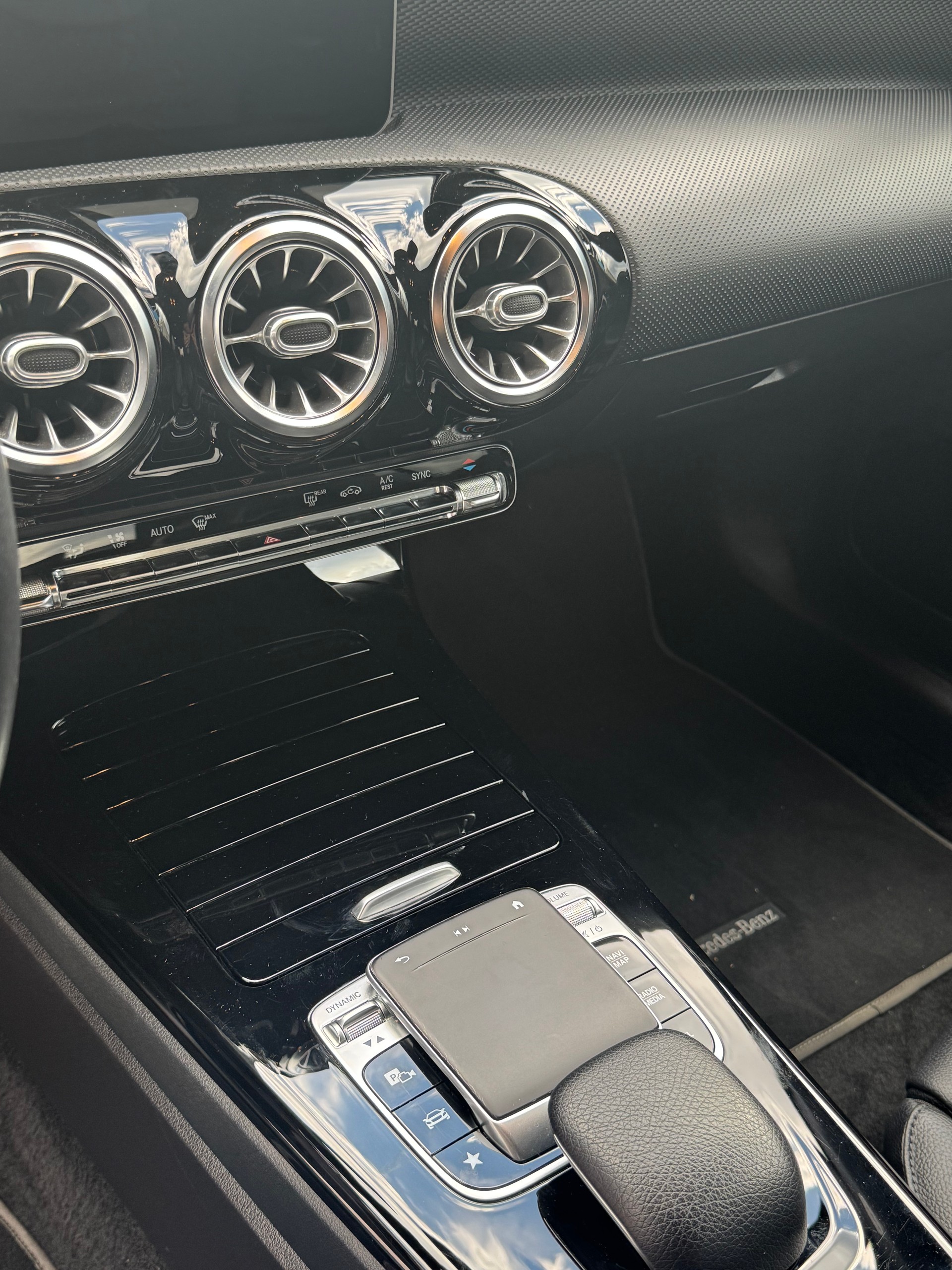 MERCEDES-BENZ CLA 200 Progressive 7G-DCT-image-12