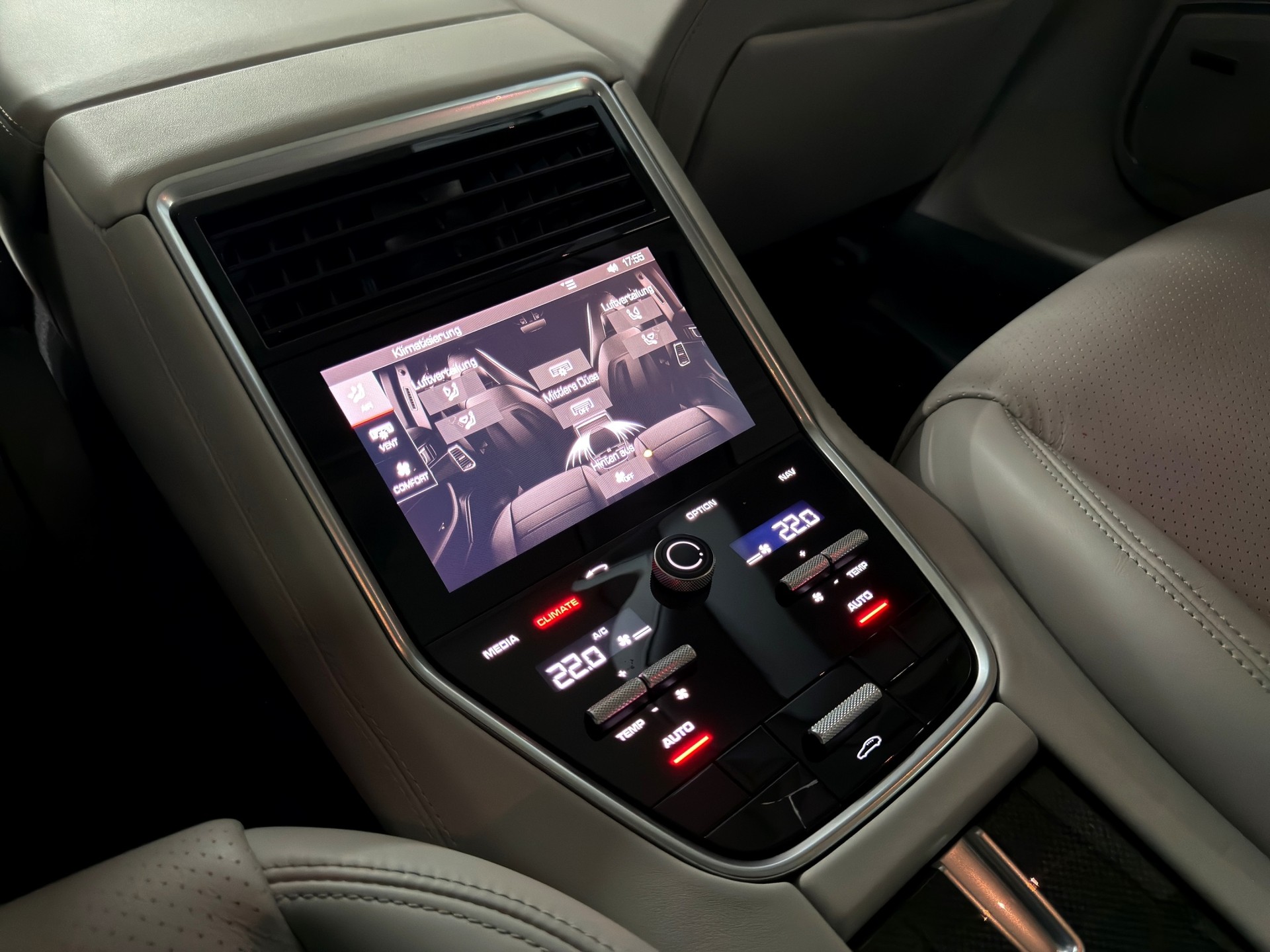 PORSCHE Panamera 4 E-Hybrid PDK-image-23
