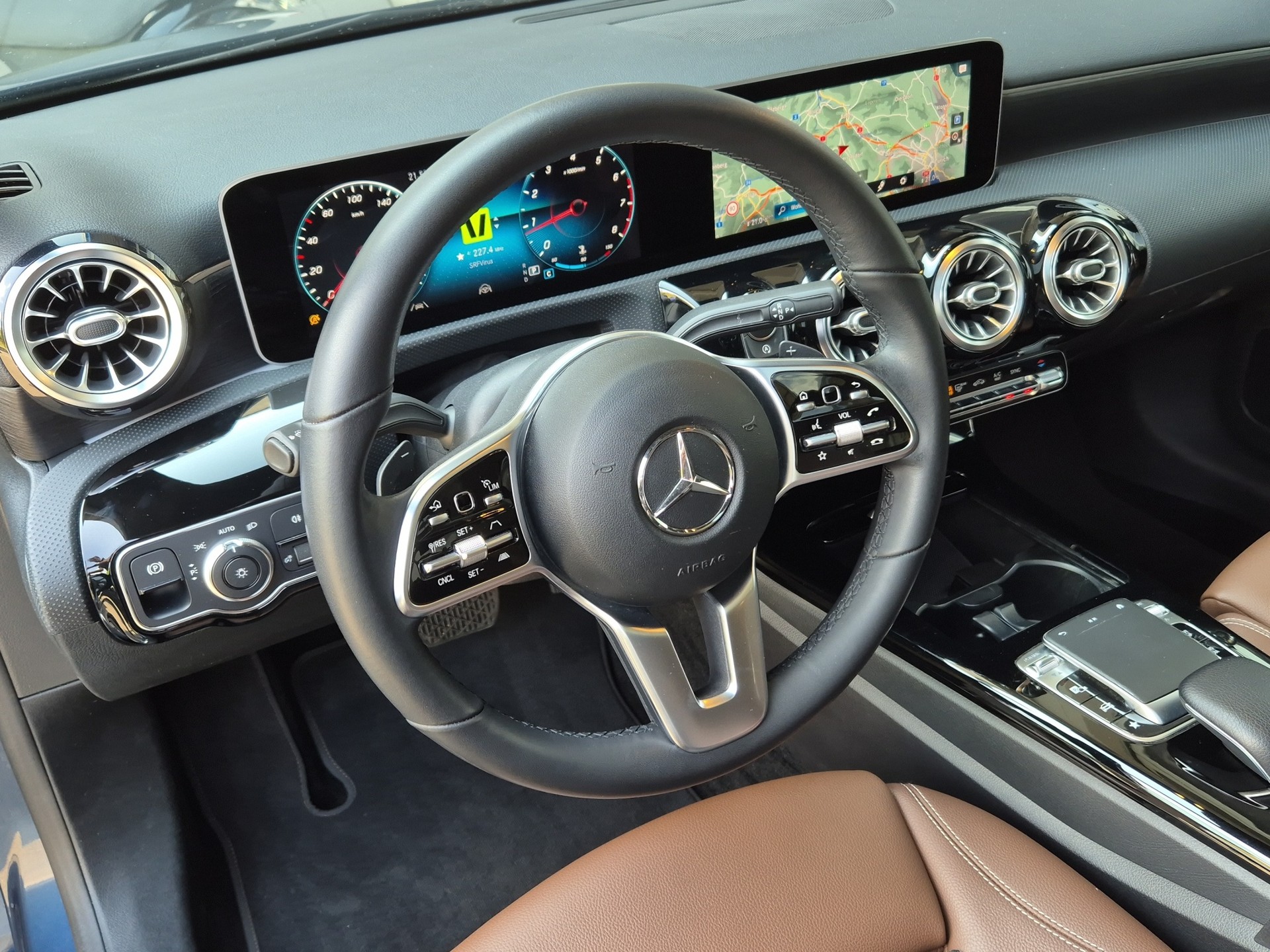 MERCEDES-BENZ A 200 Progressive 7G-DCT-image-11