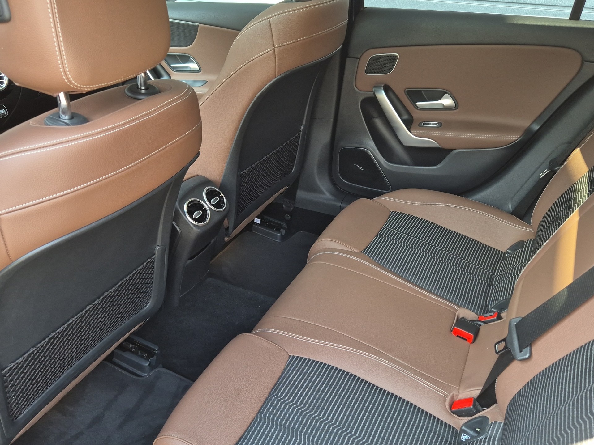 MERCEDES-BENZ A 200 Progressive 7G-DCT-image-19