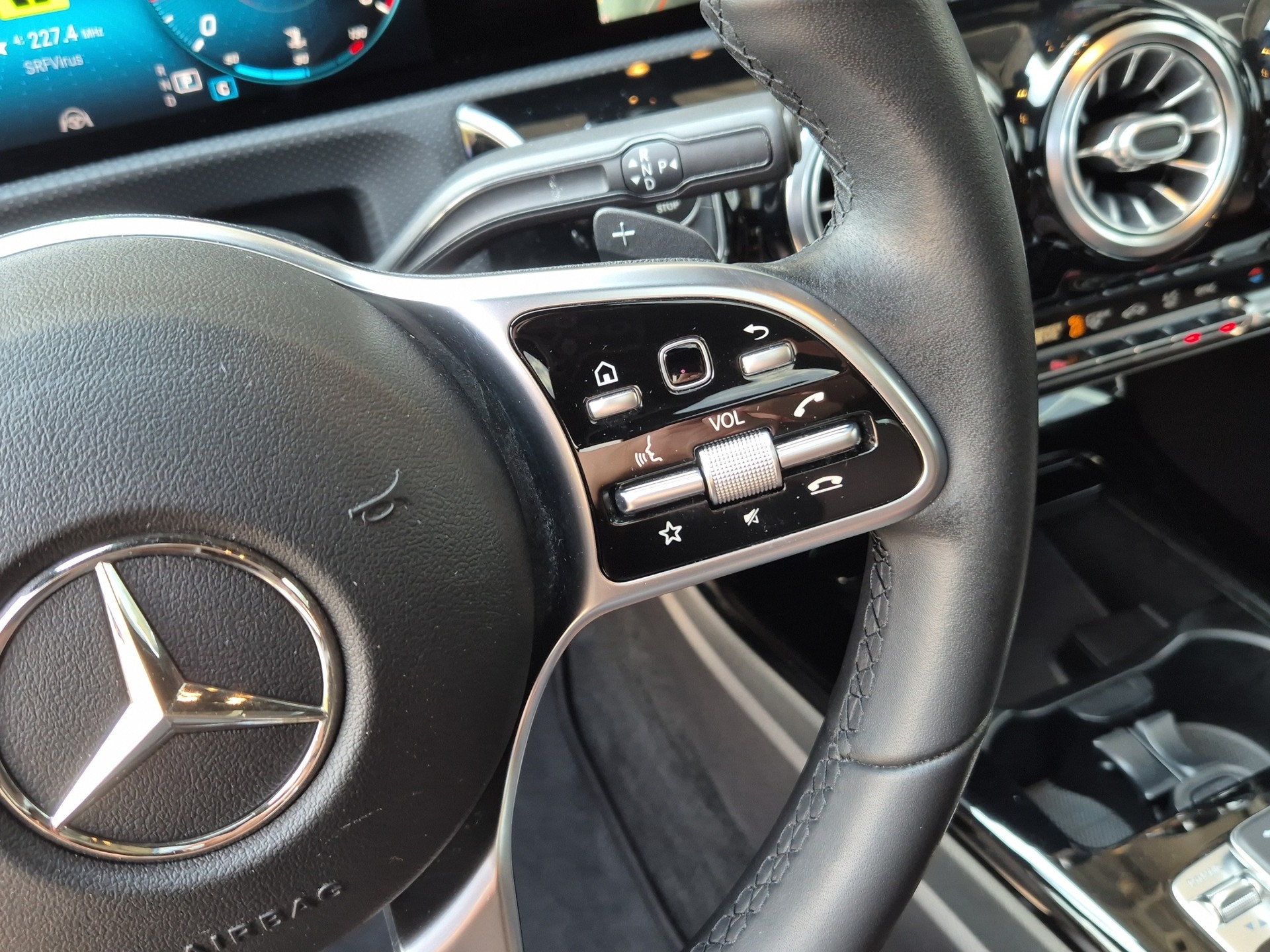 MERCEDES-BENZ A 200 Progressive 7G-DCT-image-14